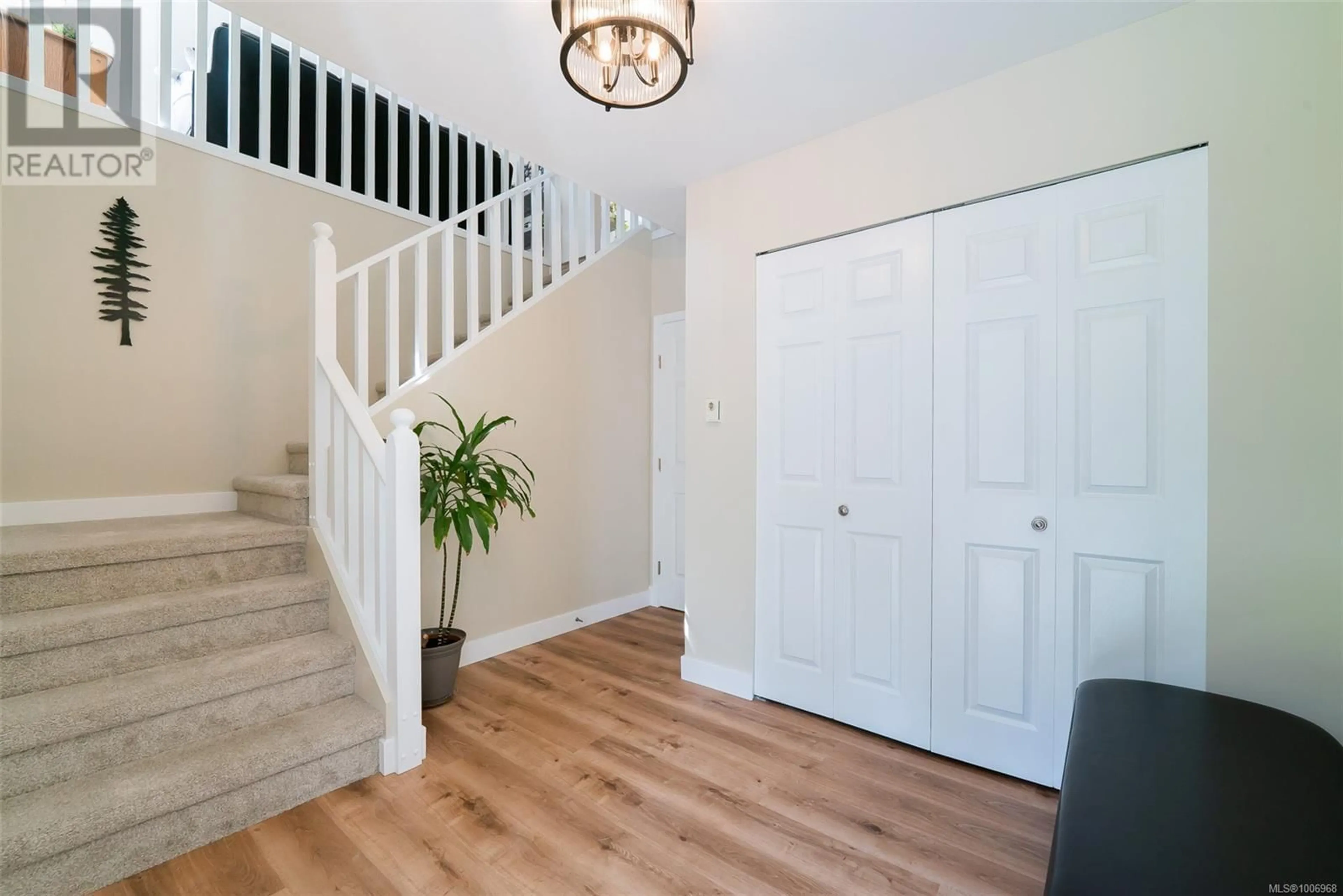 Indoor entryway for 4862 LOST LAKE ROAD, Nanaimo British Columbia V9T5C8