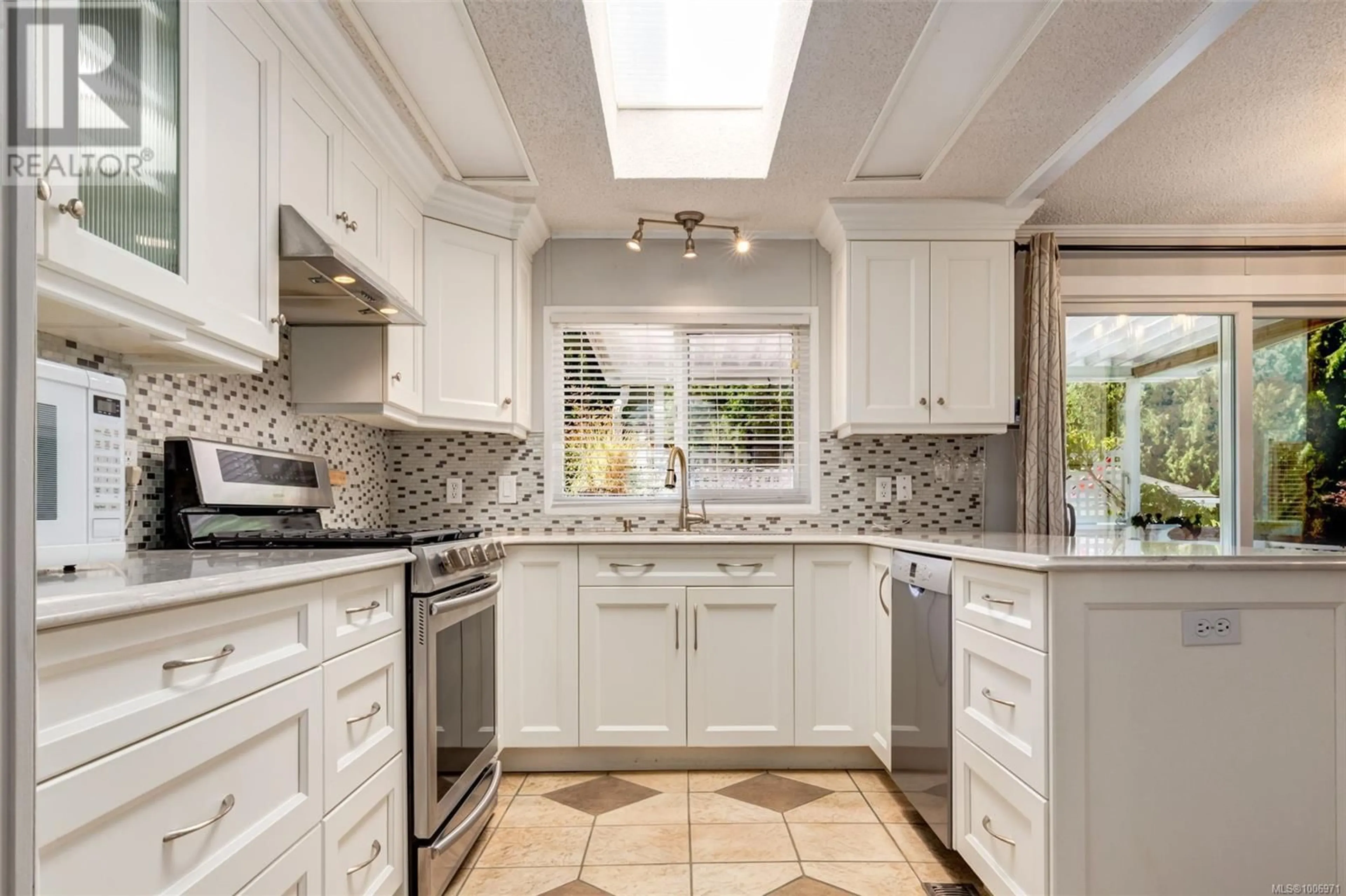 Contemporary kitchen, ceramic/tile floor for 1060 MURCHIE WAY, Nanaimo British Columbia V9R6K6