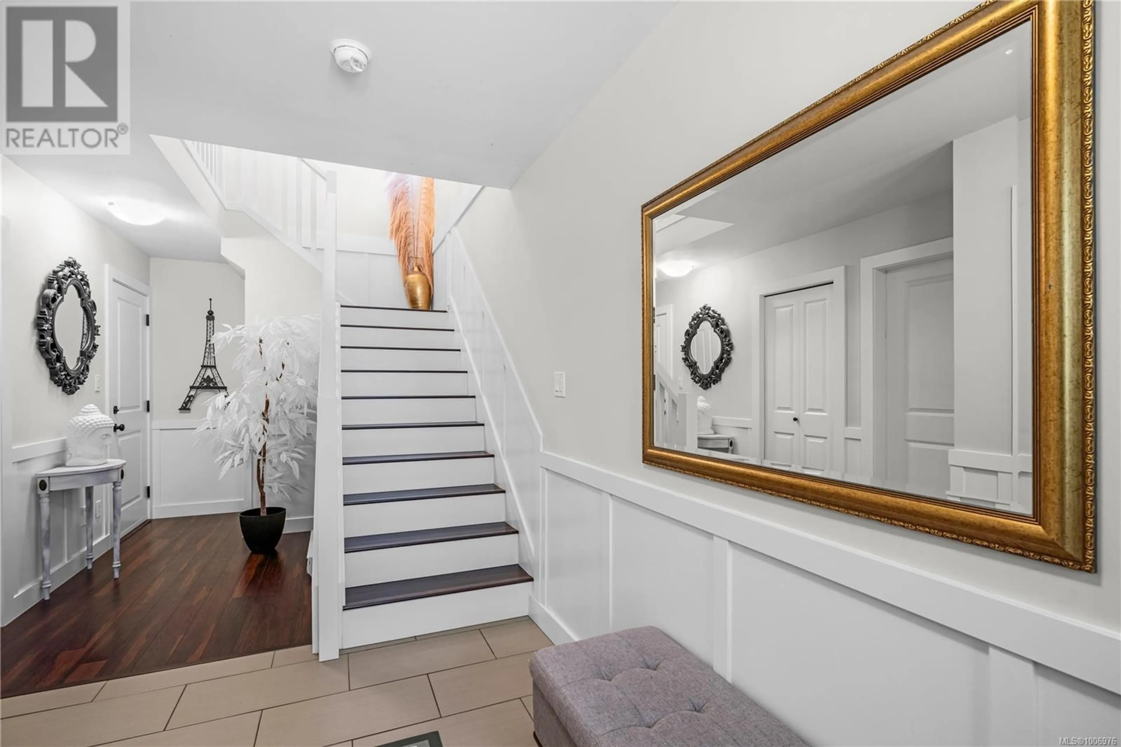 Indoor foyer for 1250 PARKDALE CREEK GARDENS, Langford British Columbia V9B4G9