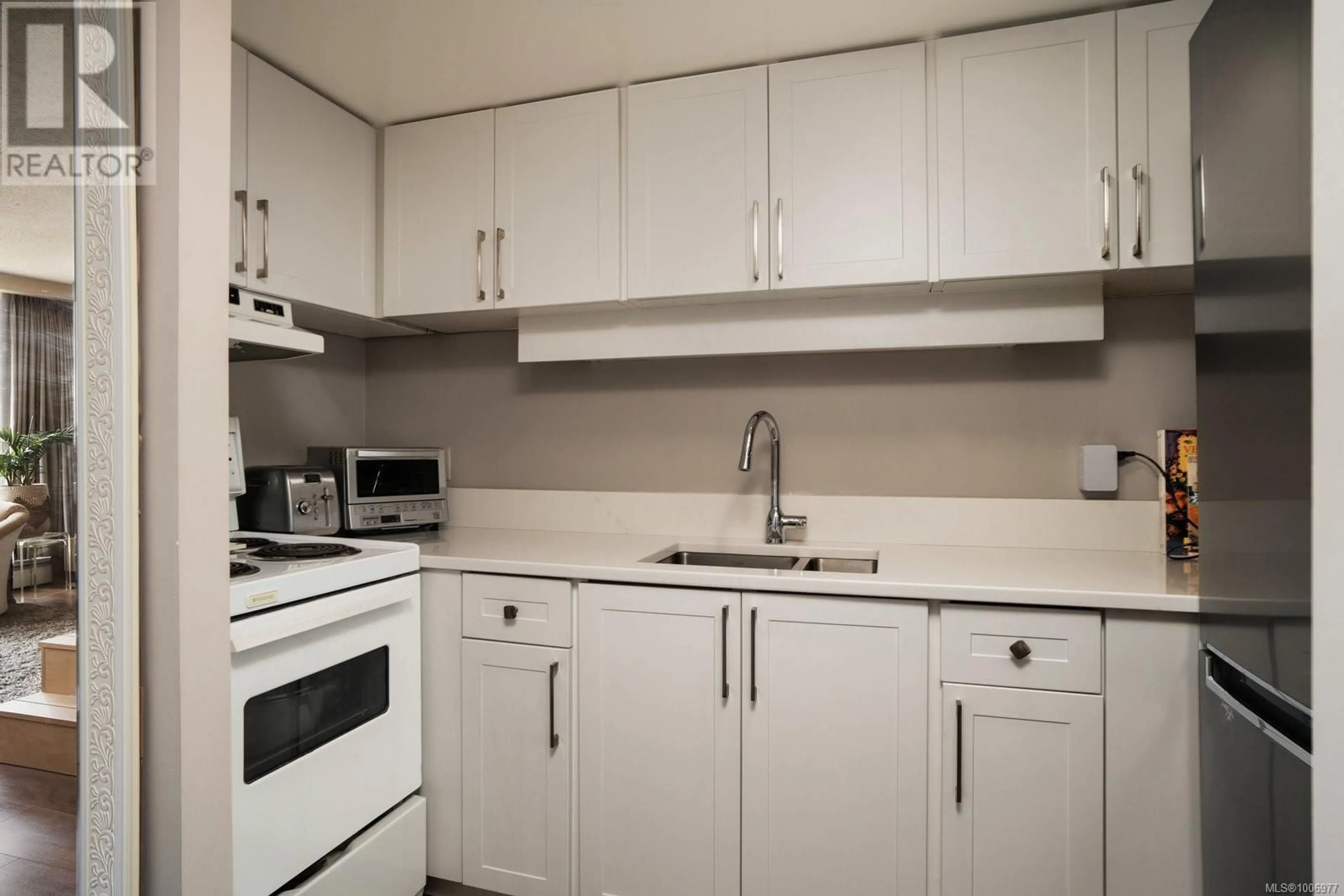 Standard kitchen, wood/laminate floor for 1708 - 620 TORONTO STREET, Victoria British Columbia V8V1P7