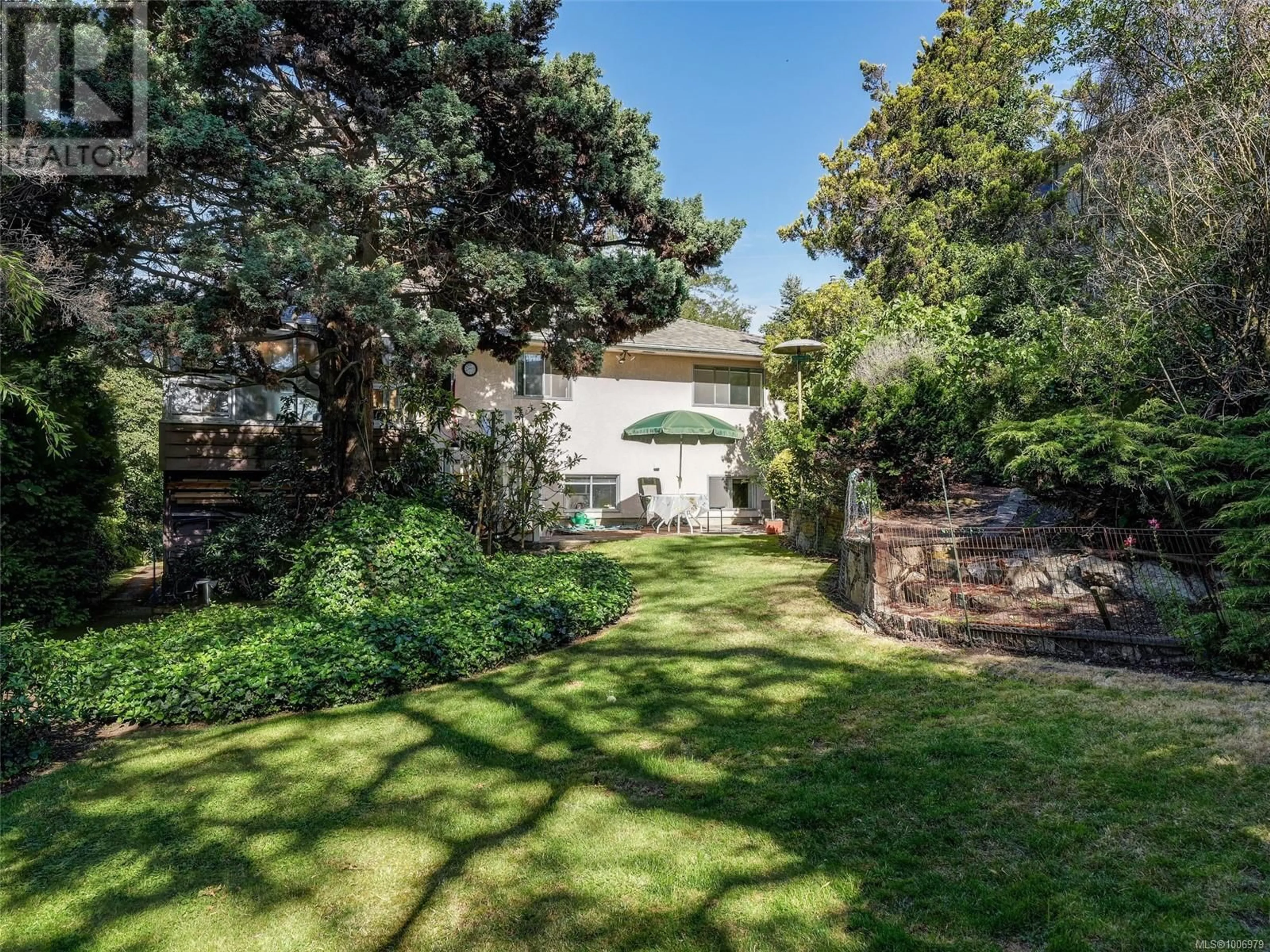 A pic from outside/outdoor area/front of a property/back of a property/a pic from drone, street for 2667 CAPITAL HEIGHTS, Victoria British Columbia V8T3M1
