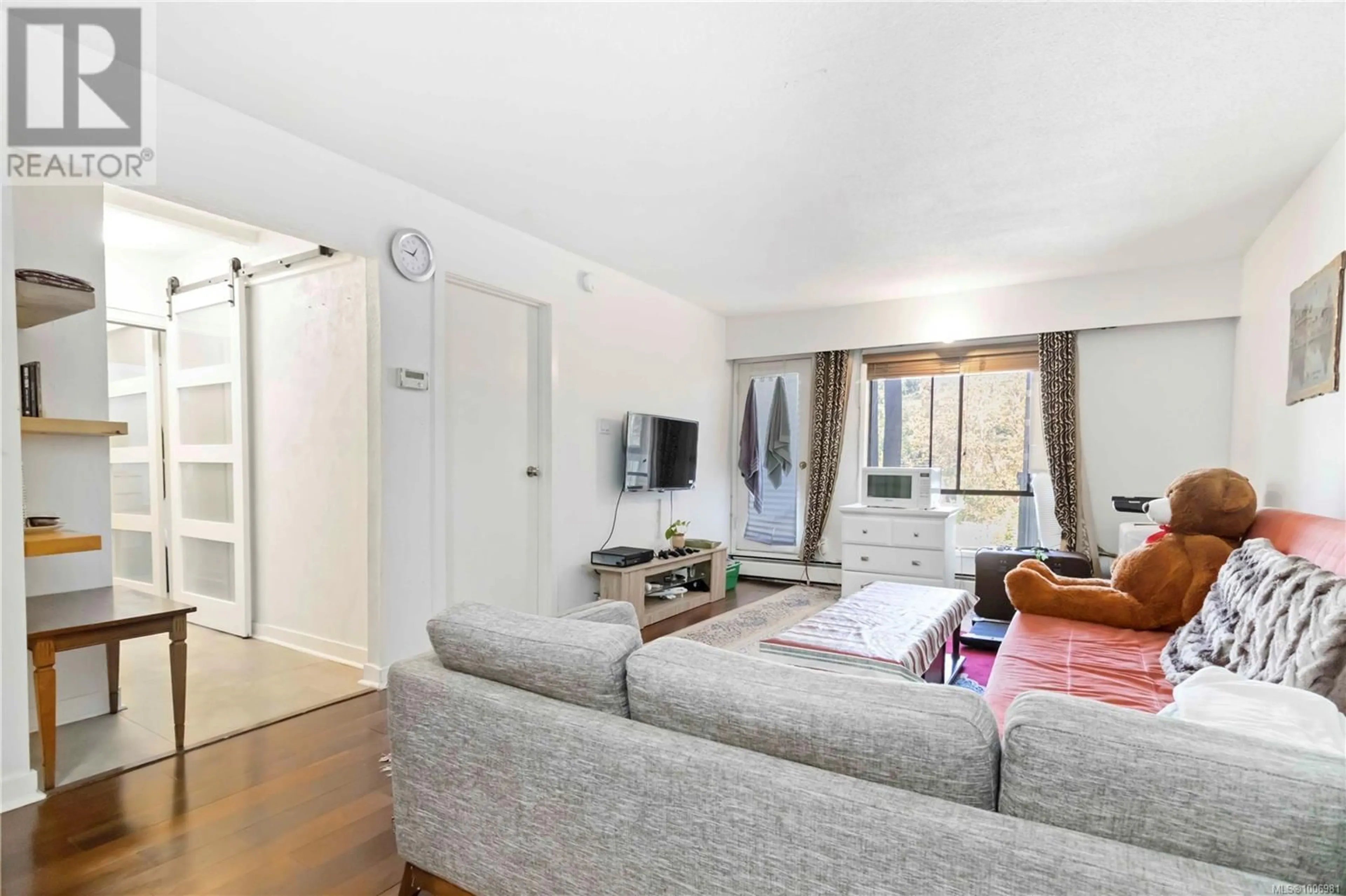 Living room with furniture, unknown for 301 - 1005 MCKENZIE AVENUE, Saanich British Columbia V8X4A9