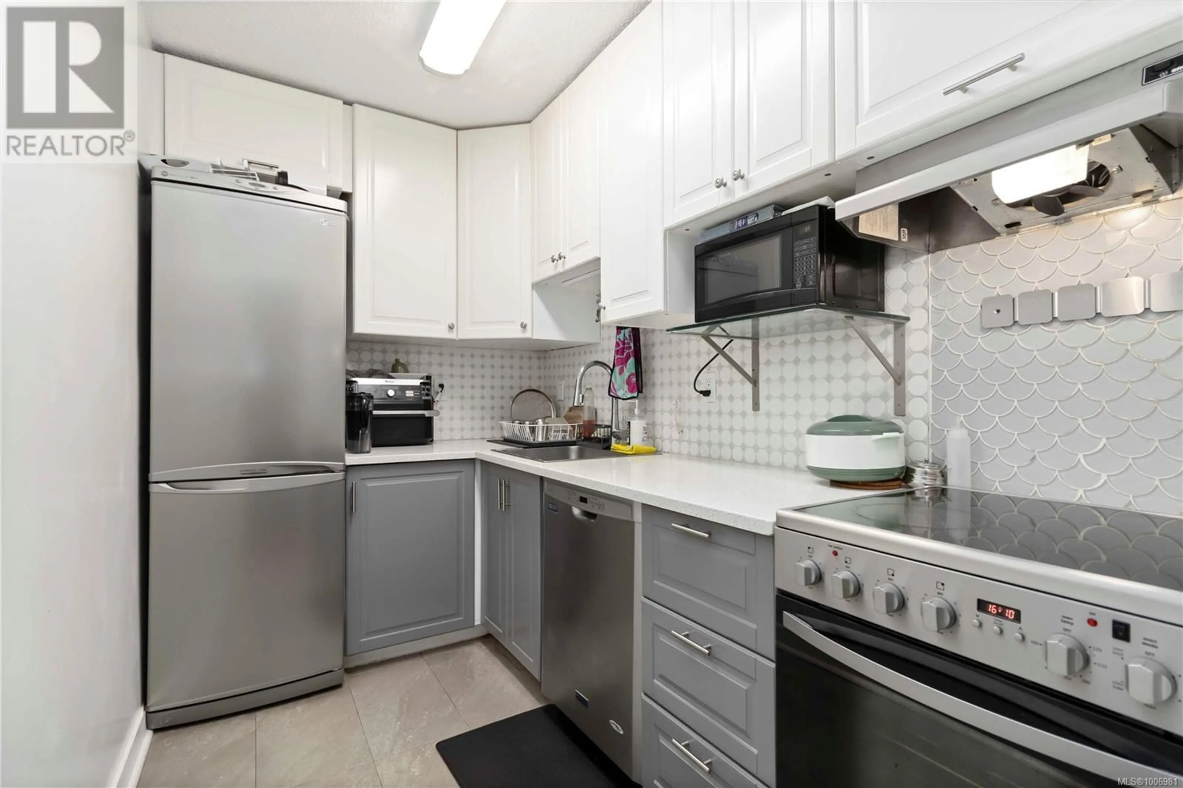 Standard kitchen, unknown for 301 - 1005 MCKENZIE AVENUE, Saanich British Columbia V8X4A9