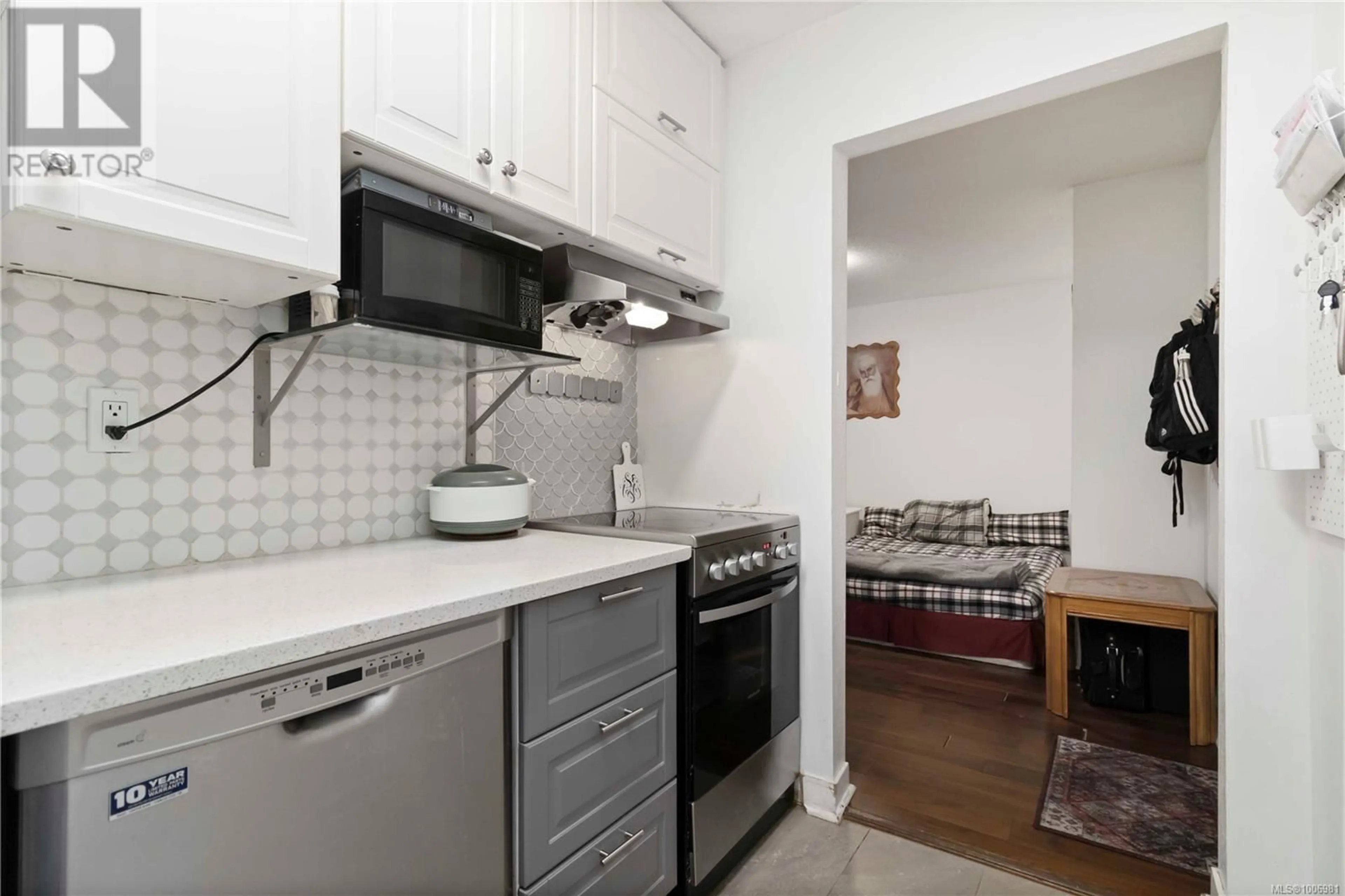 Standard kitchen, unknown for 301 - 1005 MCKENZIE AVENUE, Saanich British Columbia V8X4A9