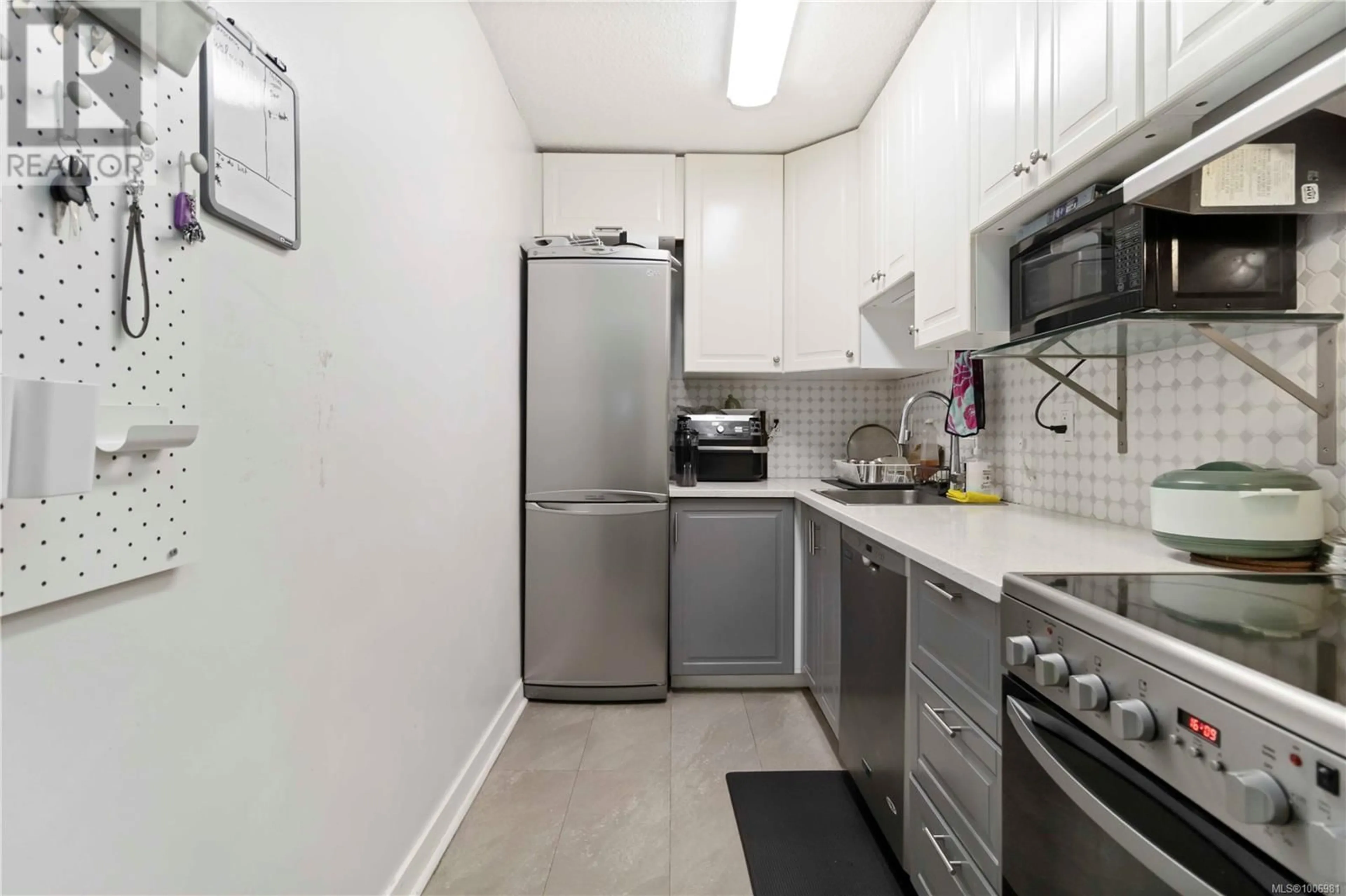 Standard kitchen, unknown for 301 - 1005 MCKENZIE AVENUE, Saanich British Columbia V8X4A9