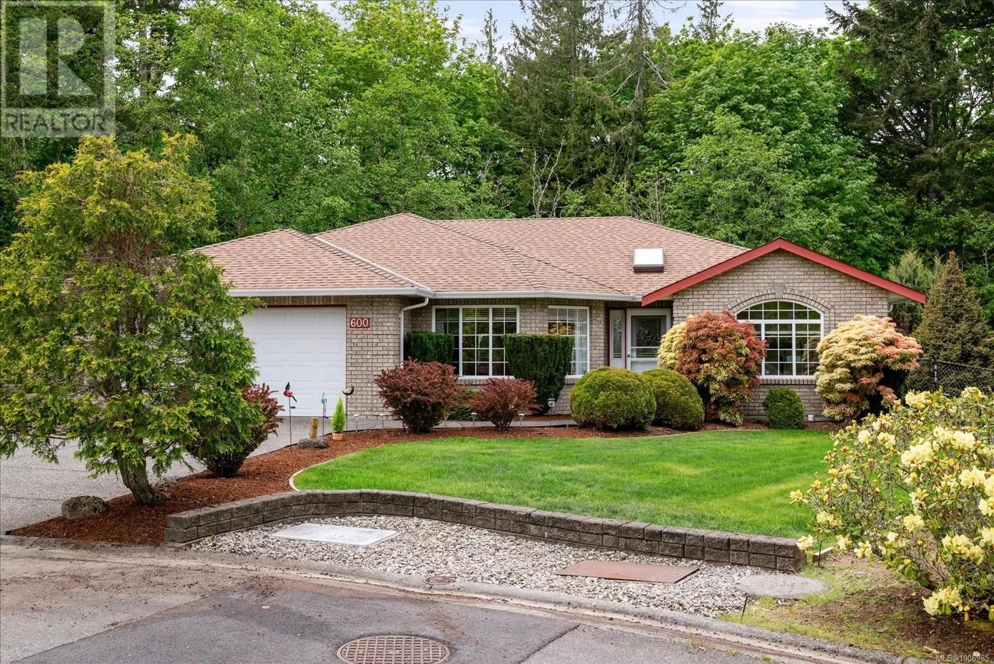 Home with vinyl exterior material, street for 600 HICKORY PLACE, Qualicum Beach British Columbia V9K2S1