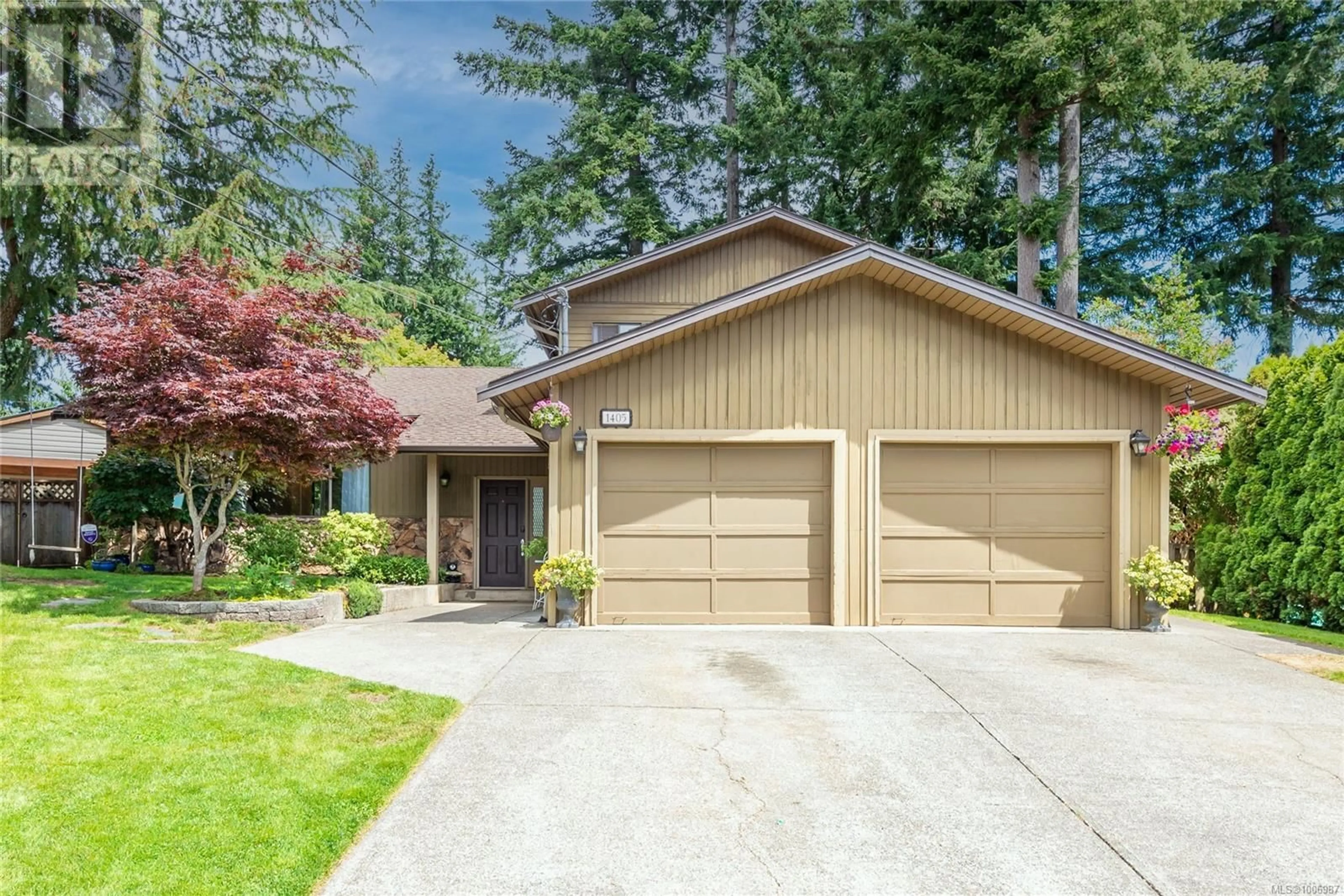 Home with vinyl exterior material, street for 1405 DOE PLACE, Campbell River British Columbia V9W6E5
