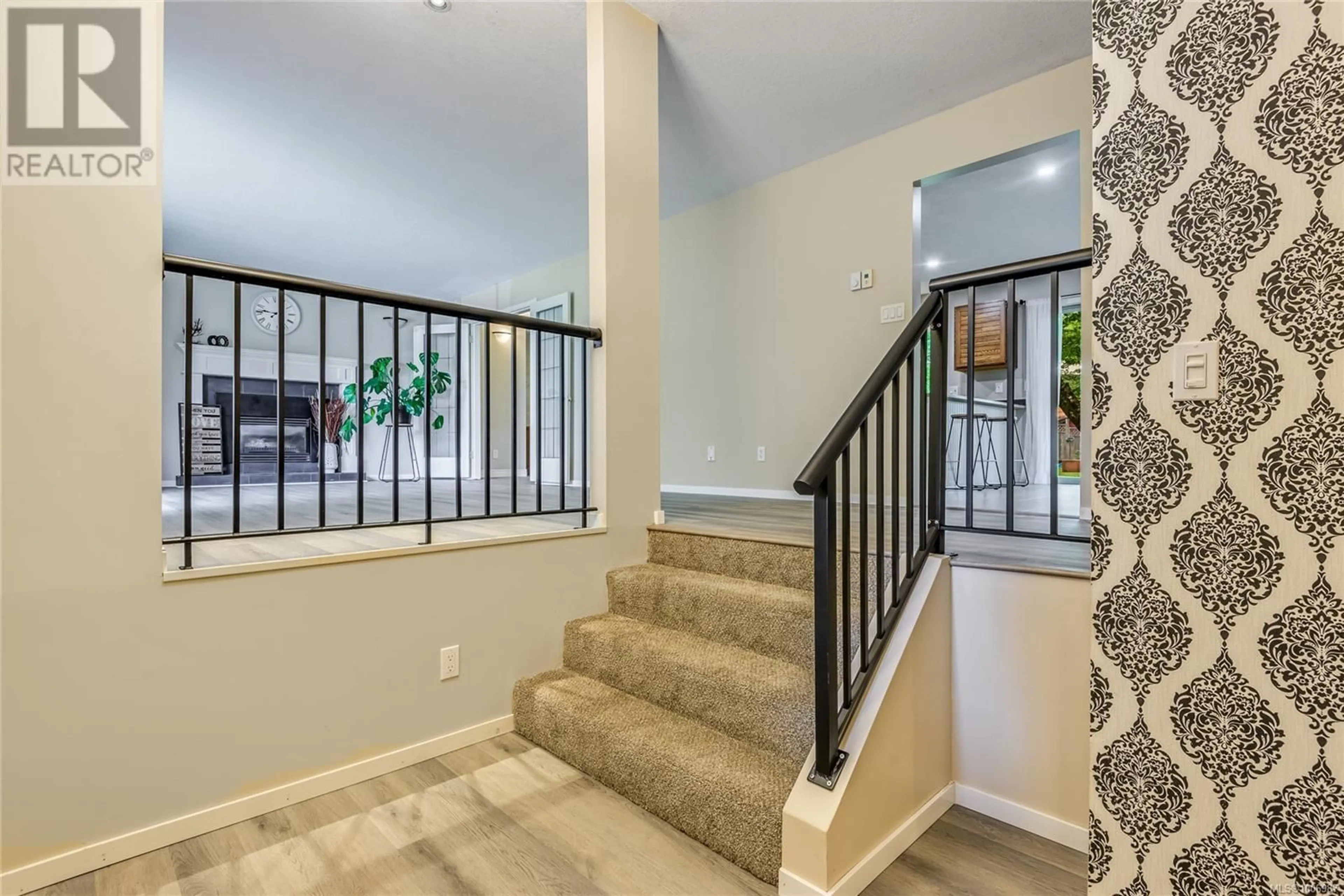 Indoor foyer for 1405 DOE PLACE, Campbell River British Columbia V9W6E5