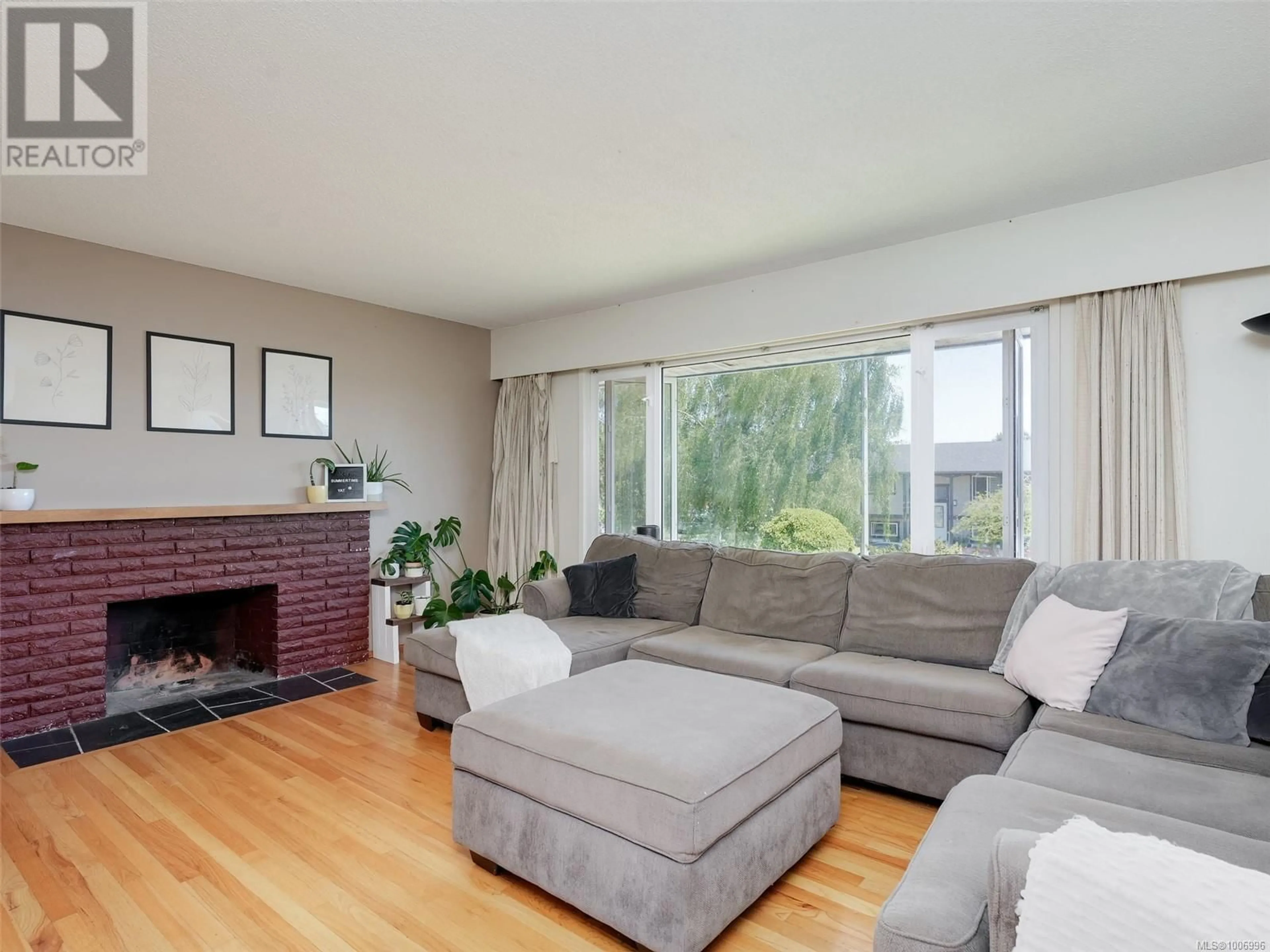 Living room with furniture, wood/laminate floor for 3988 BIRCHWOOD STREET, Saanich British Columbia V8N3L8