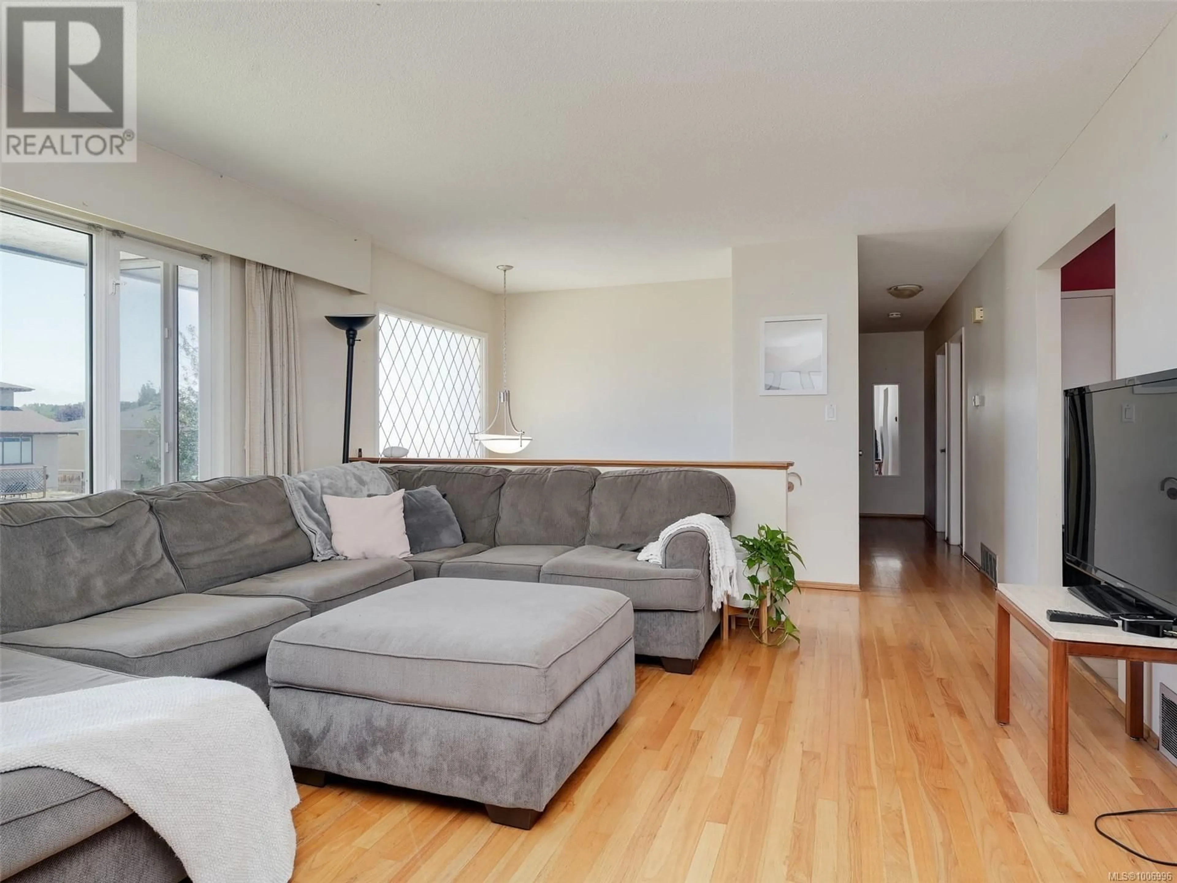 Living room with furniture, unknown for 3988 BIRCHWOOD STREET, Saanich British Columbia V8N3L8