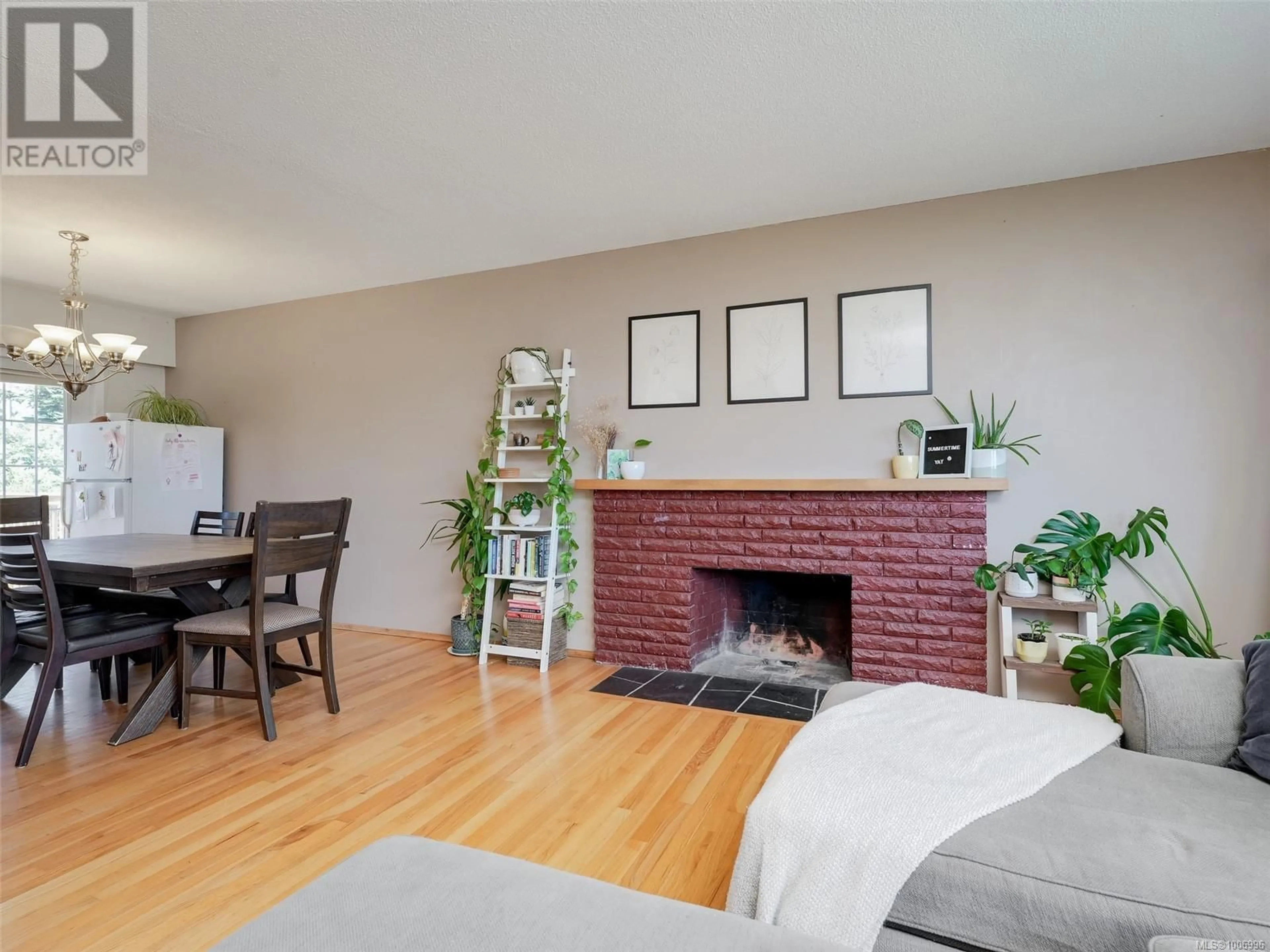 Living room with furniture, wood/laminate floor for 3988 BIRCHWOOD STREET, Saanich British Columbia V8N3L8
