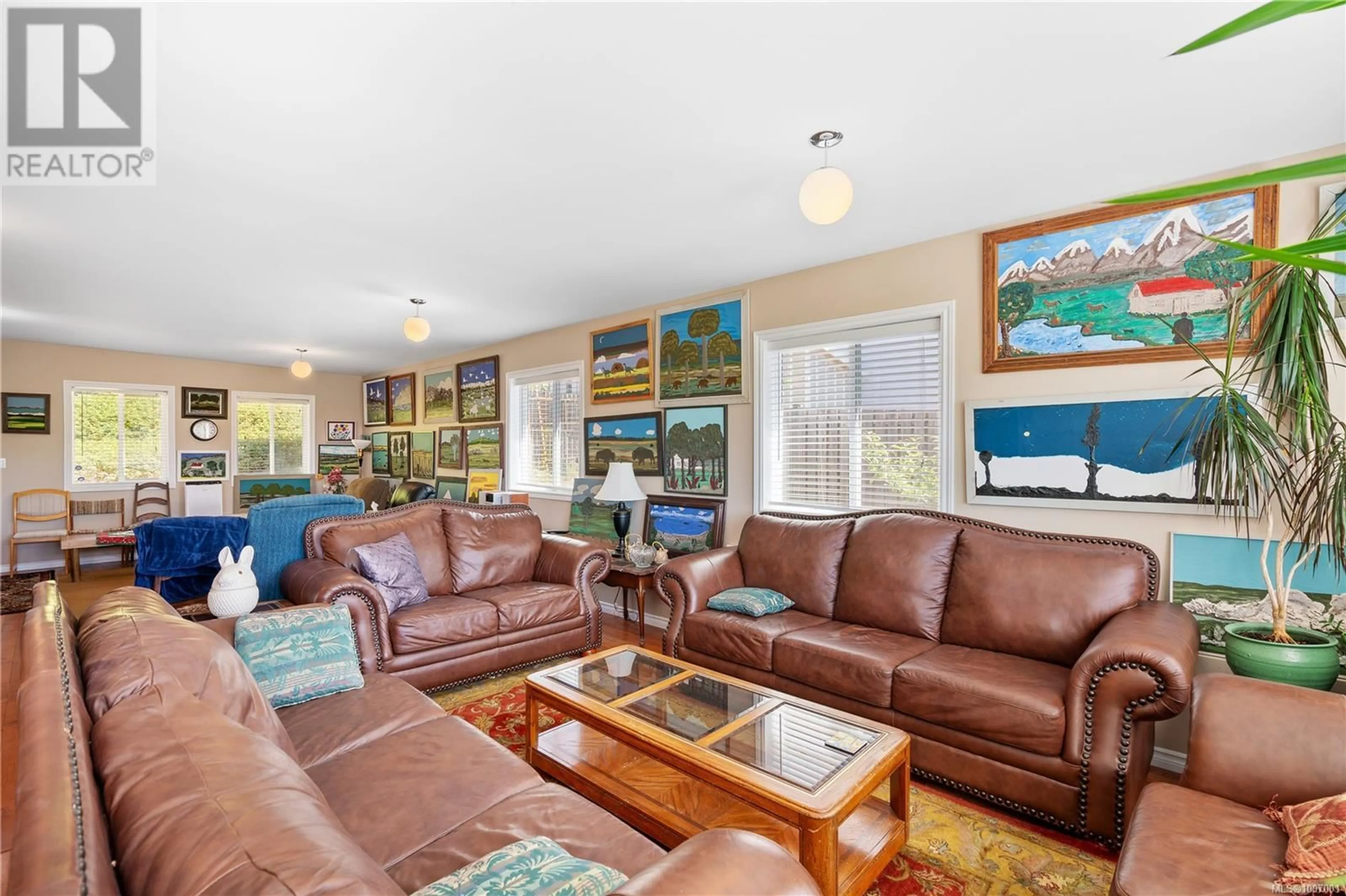 Living room with furniture, unknown for 854 ROYAL OAK AVENUE, Saanich British Columbia V8X3T2