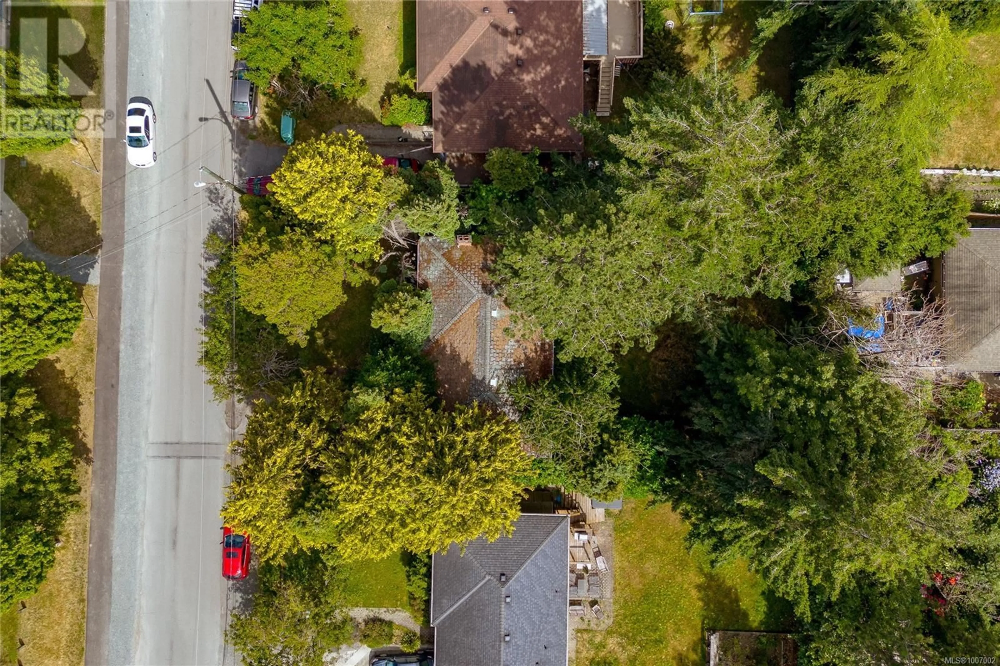 A pic from outside/outdoor area/front of a property/back of a property/a pic from drone, street for 1935 TOWNLEY STREET, Saanich British Columbia V8R3B1