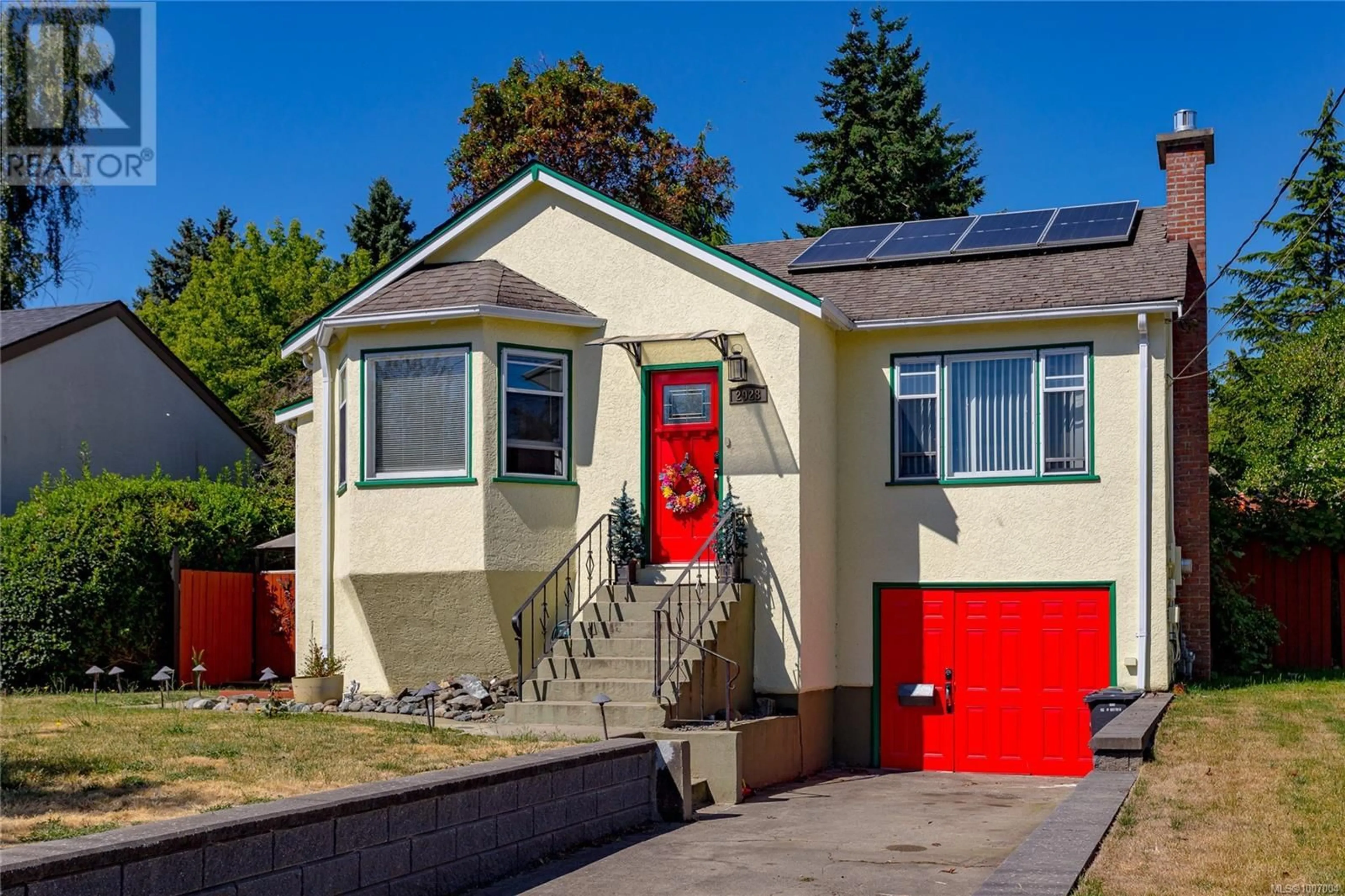 Home with vinyl exterior material, street for 2928 QUADRA STREET, Victoria British Columbia V8T4G1