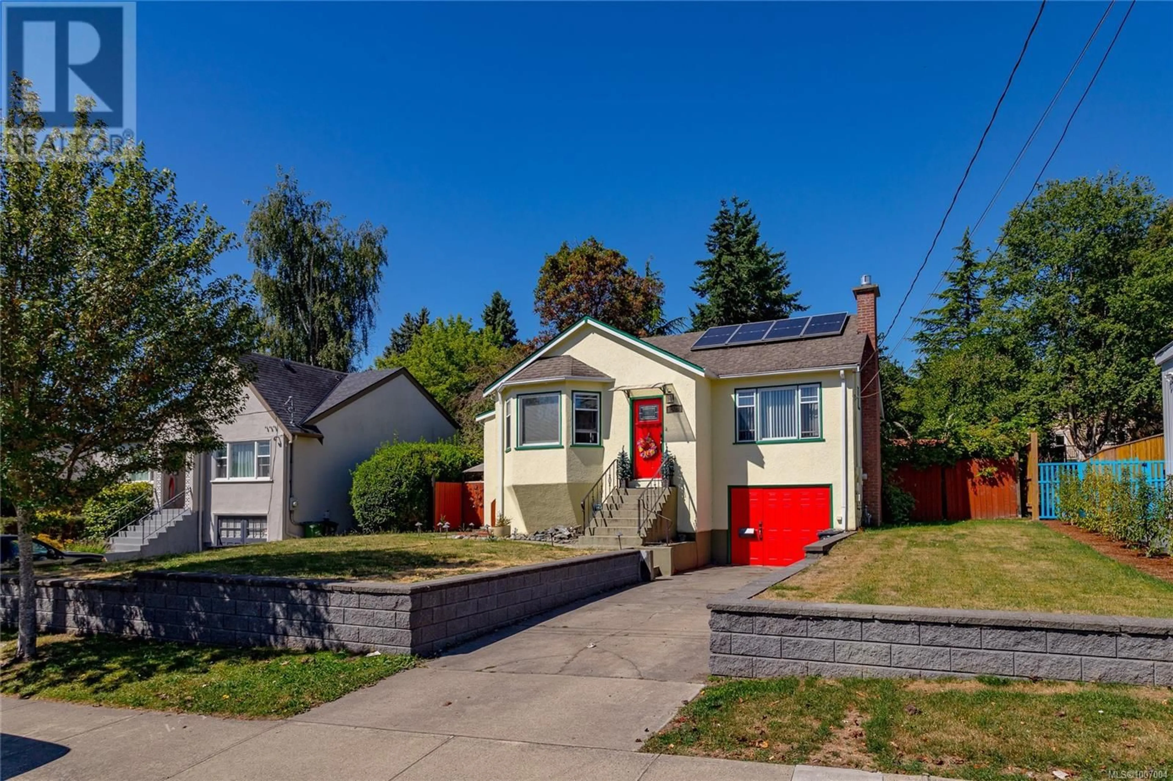Home with vinyl exterior material, street for 2928 QUADRA STREET, Victoria British Columbia V8T4G1