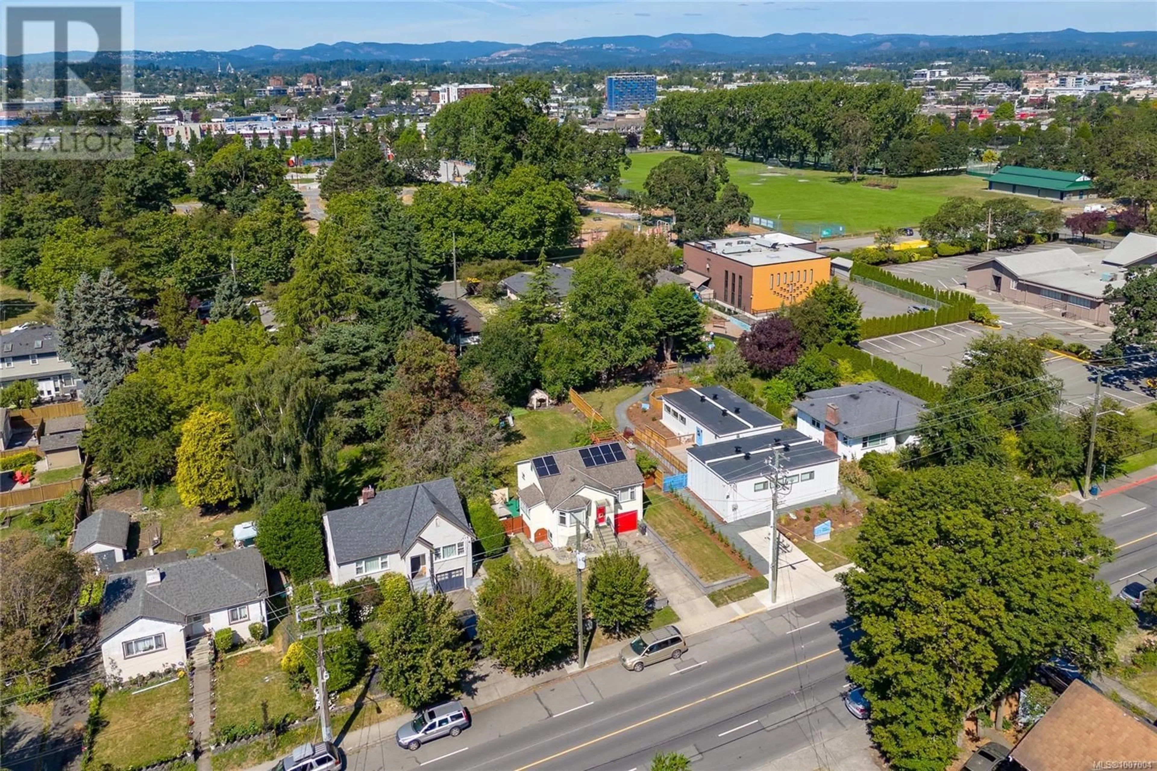 A pic from outside/outdoor area/front of a property/back of a property/a pic from drone, unknown for 2928 QUADRA STREET, Victoria British Columbia V8T4G1