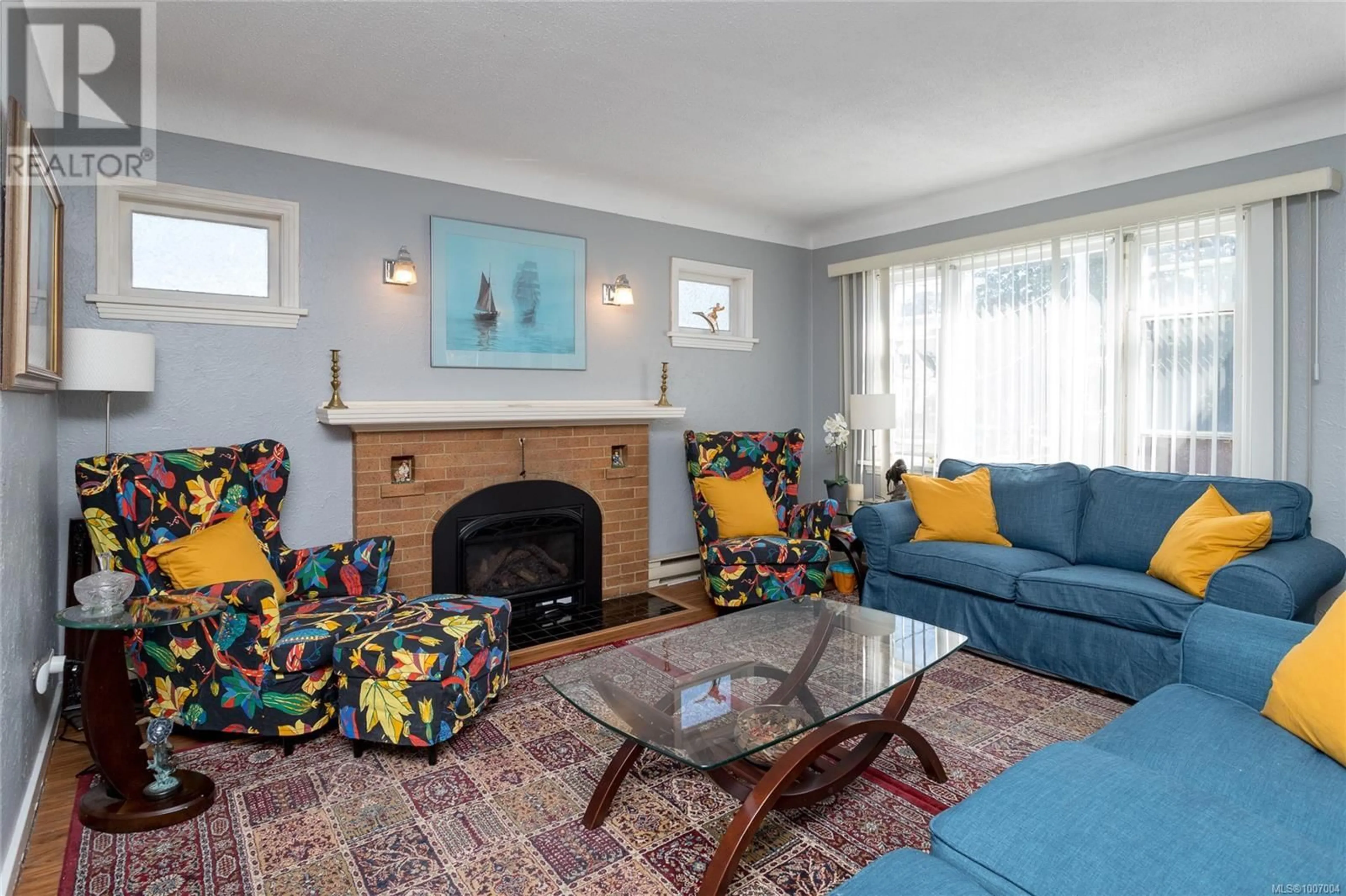 Living room with furniture, unknown for 2928 QUADRA STREET, Victoria British Columbia V8T4G1