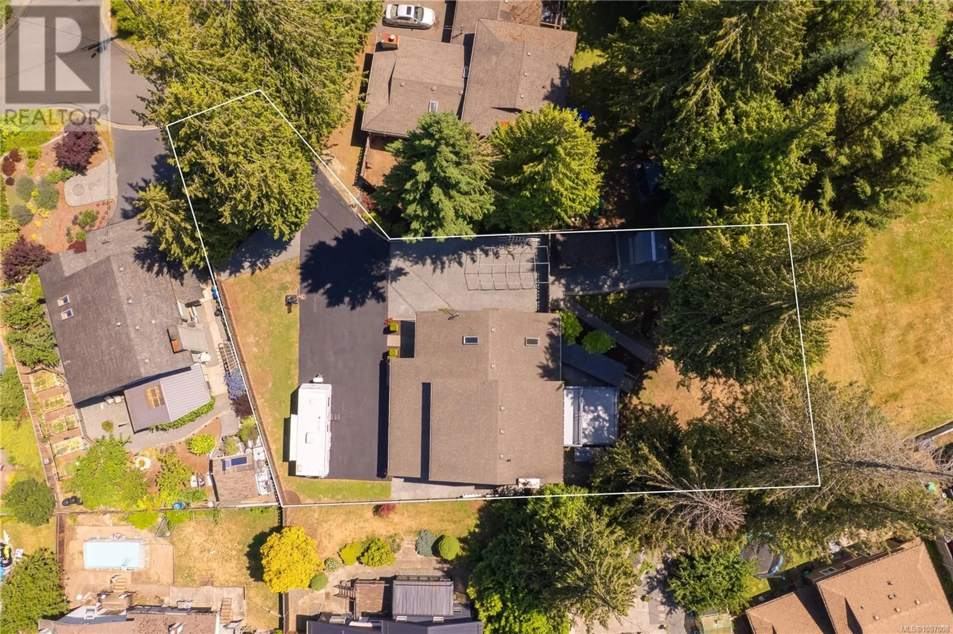 A pic from outside/outdoor area/front of a property/back of a property/a pic from drone, street for 113 CATHMOUNT PLACE, Nanaimo British Columbia V9T4R8
