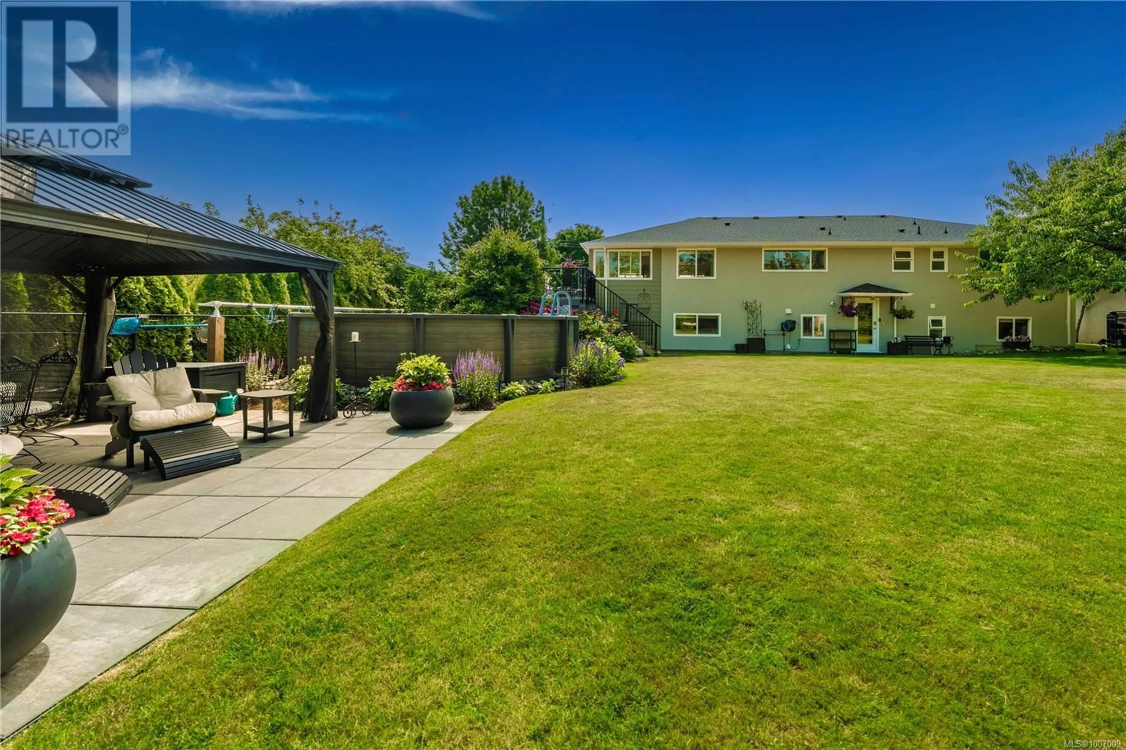 A pic from outside/outdoor area/front of a property/back of a property/a pic from drone, street for 3971 CHERRILEE CRESCENT, Saanich British Columbia V8N1R7