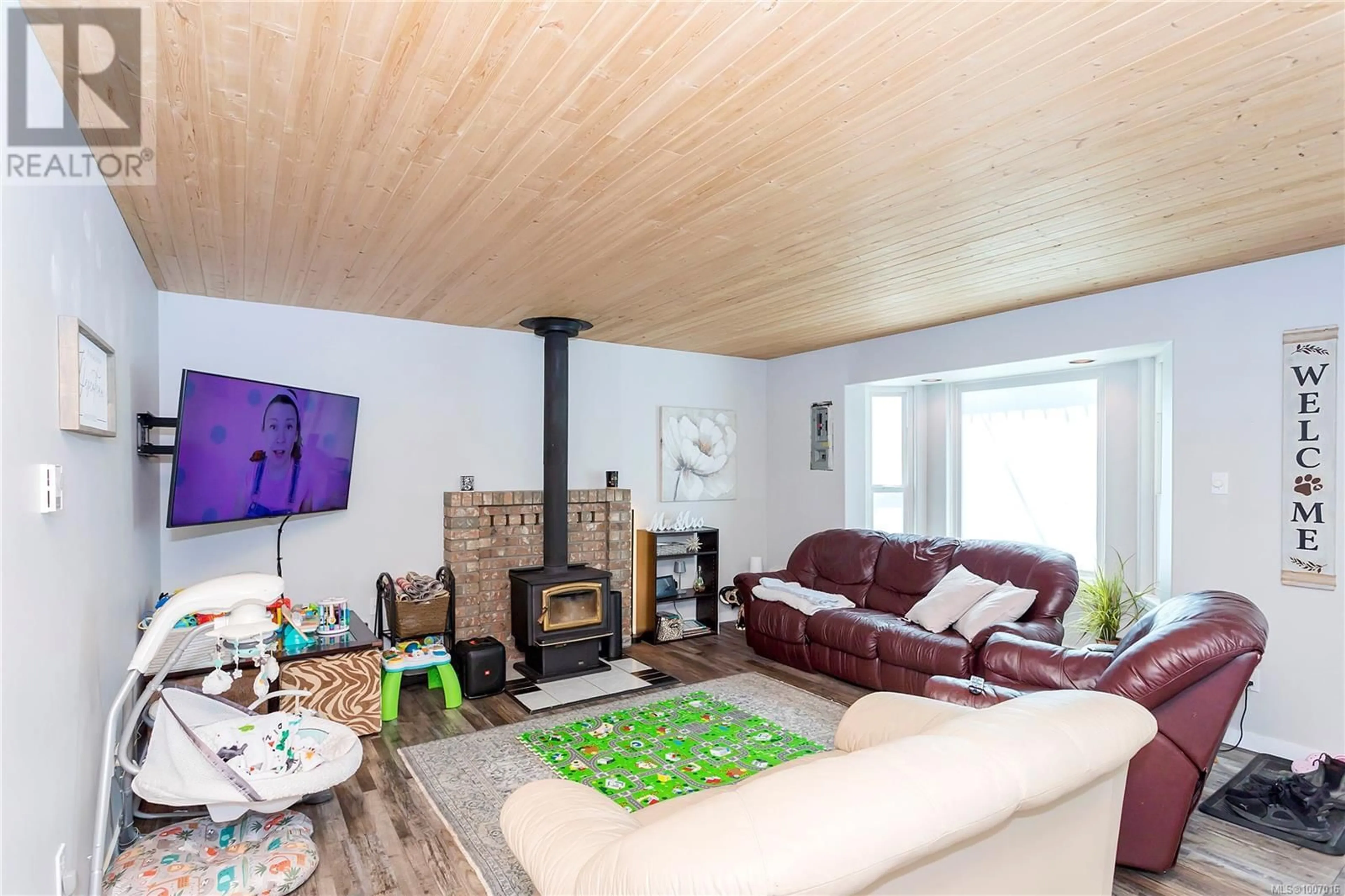 Living room with furniture, wood/laminate floor for 7 - 4604 HAMMOND BAY ROAD, Nanaimo British Columbia V9T5B1