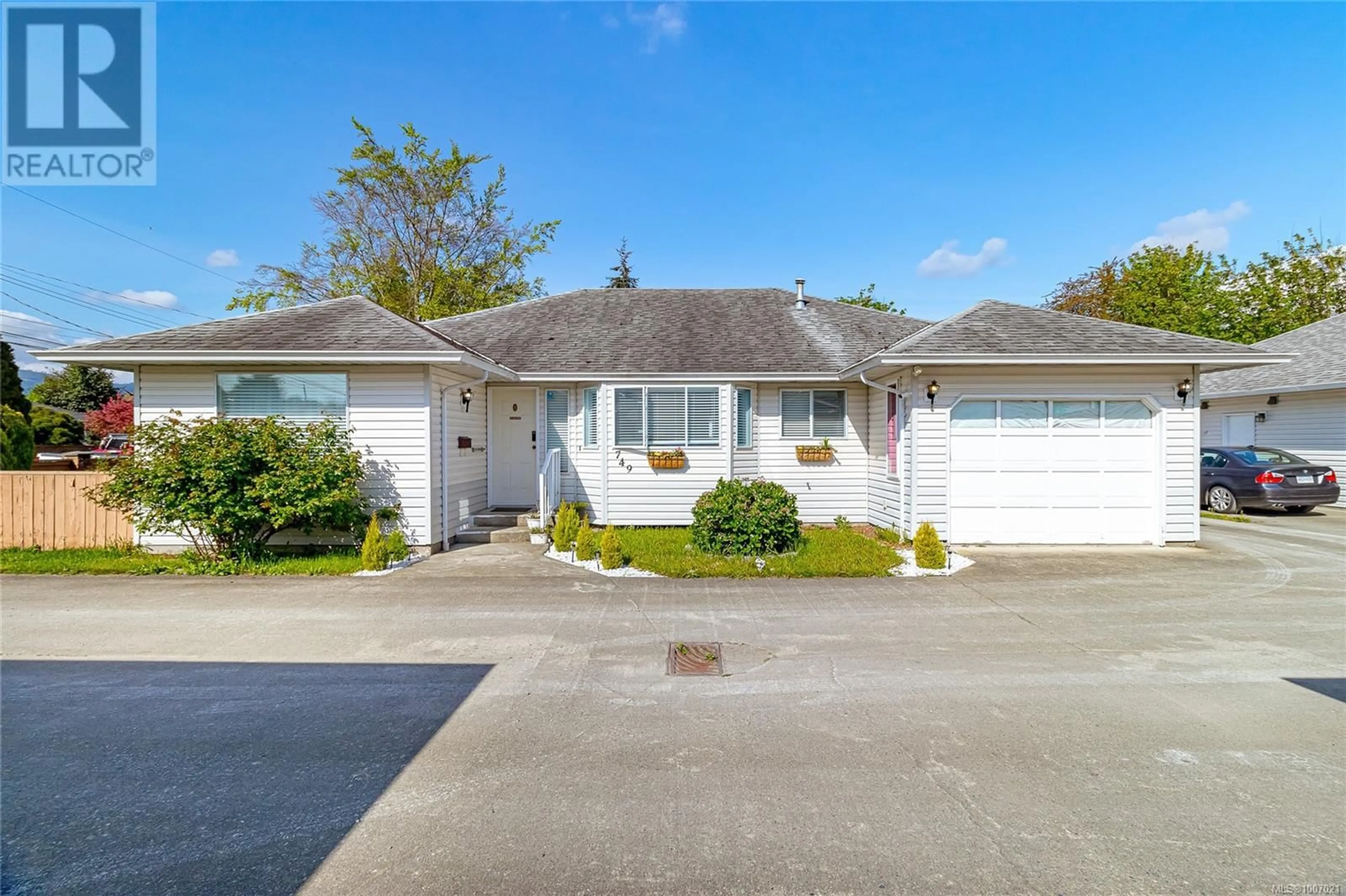 Home with vinyl exterior material, street for 749 MARCHMONT ROAD, Duncan British Columbia V9L2L9