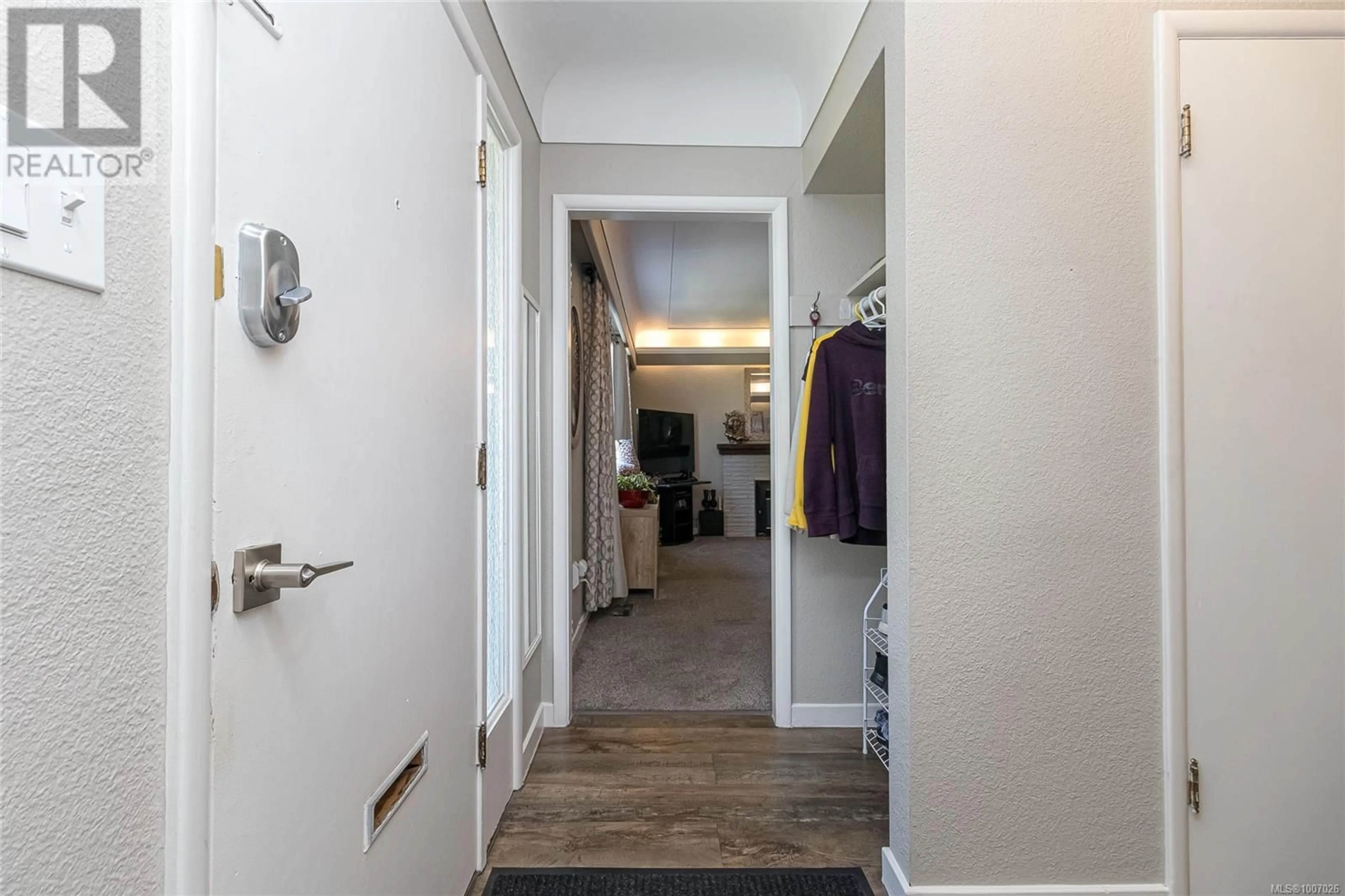 Indoor entryway for 412 ST. CHARLES STREET, Victoria British Columbia V8S3N5