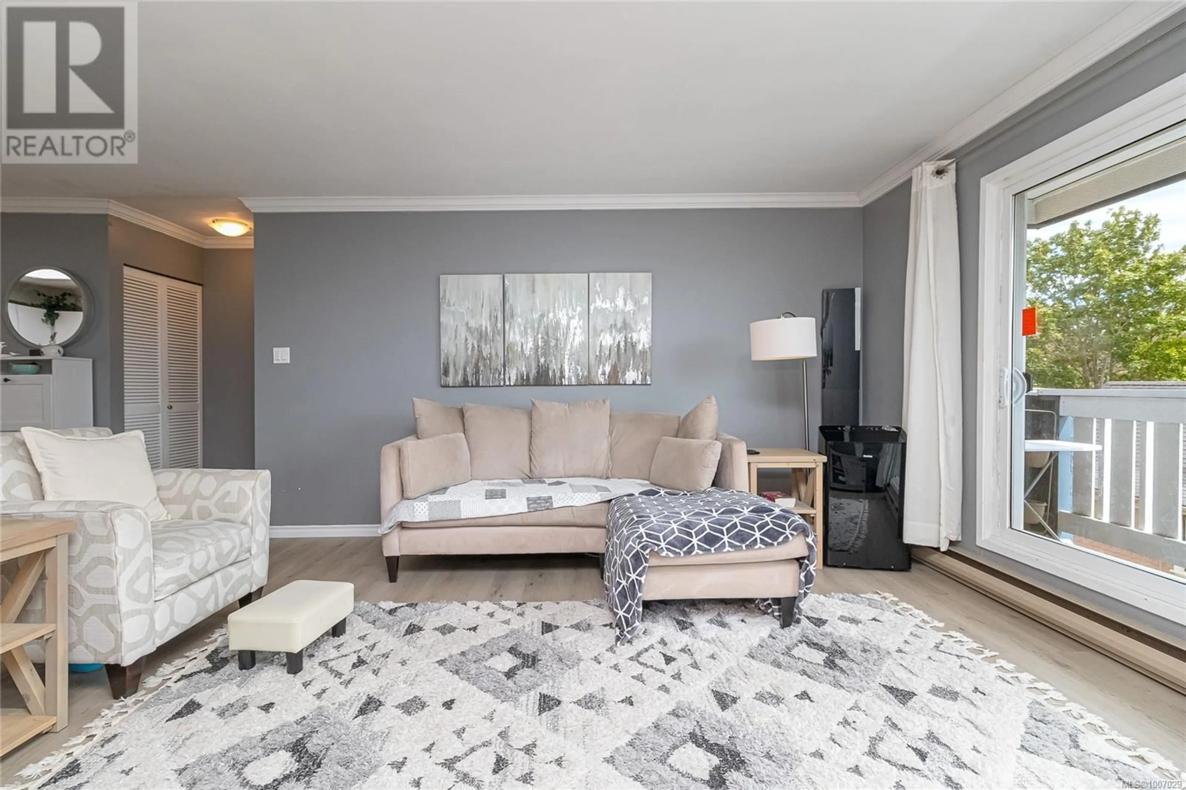 Living room with furniture, carpet floor for 8 - 1331 JOHNSON STREET, Victoria British Columbia V8W3P2