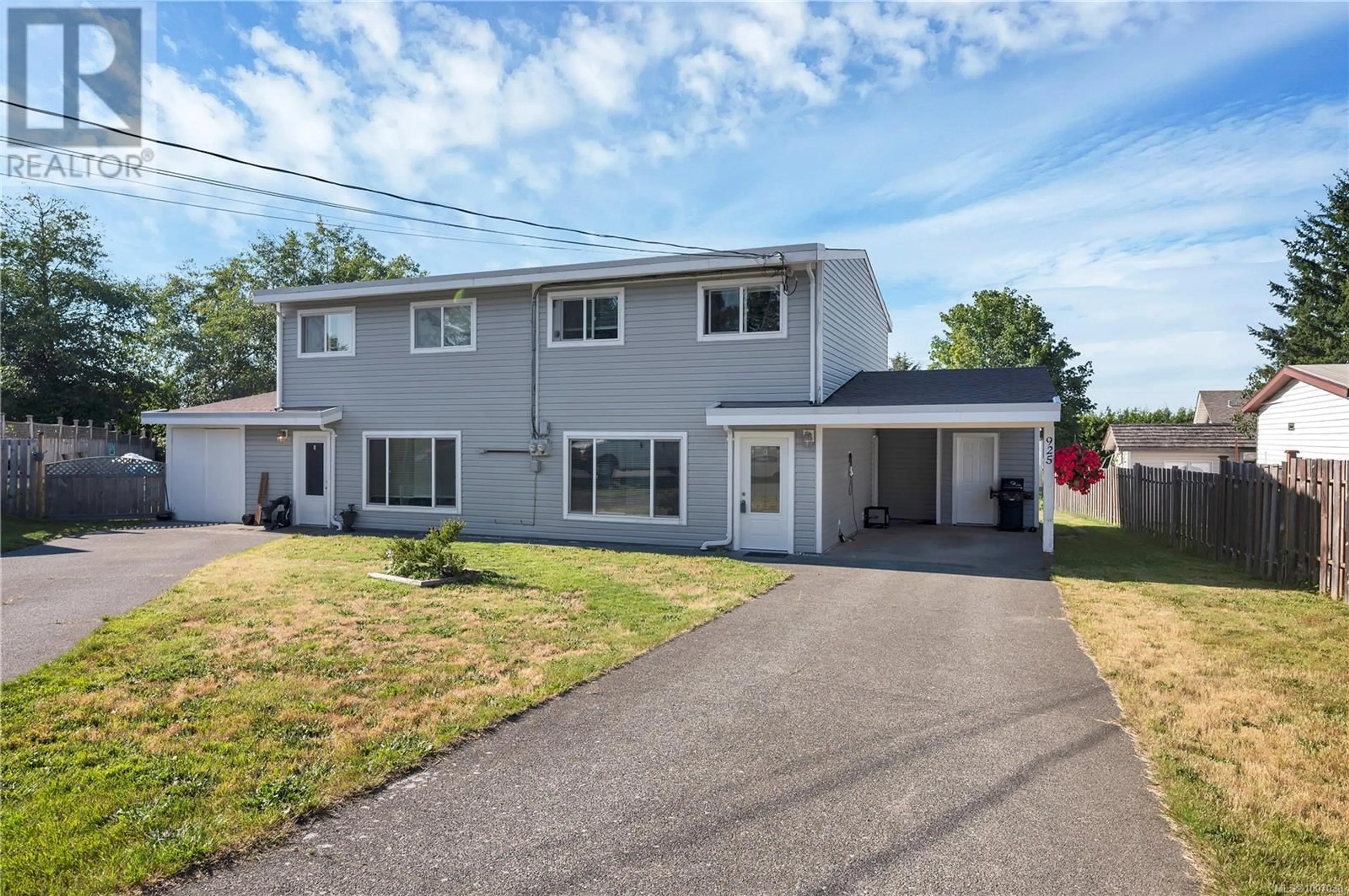 Home with vinyl exterior material, street for 925 WATSON CRESCENT, Campbell River British Columbia V9W5N4