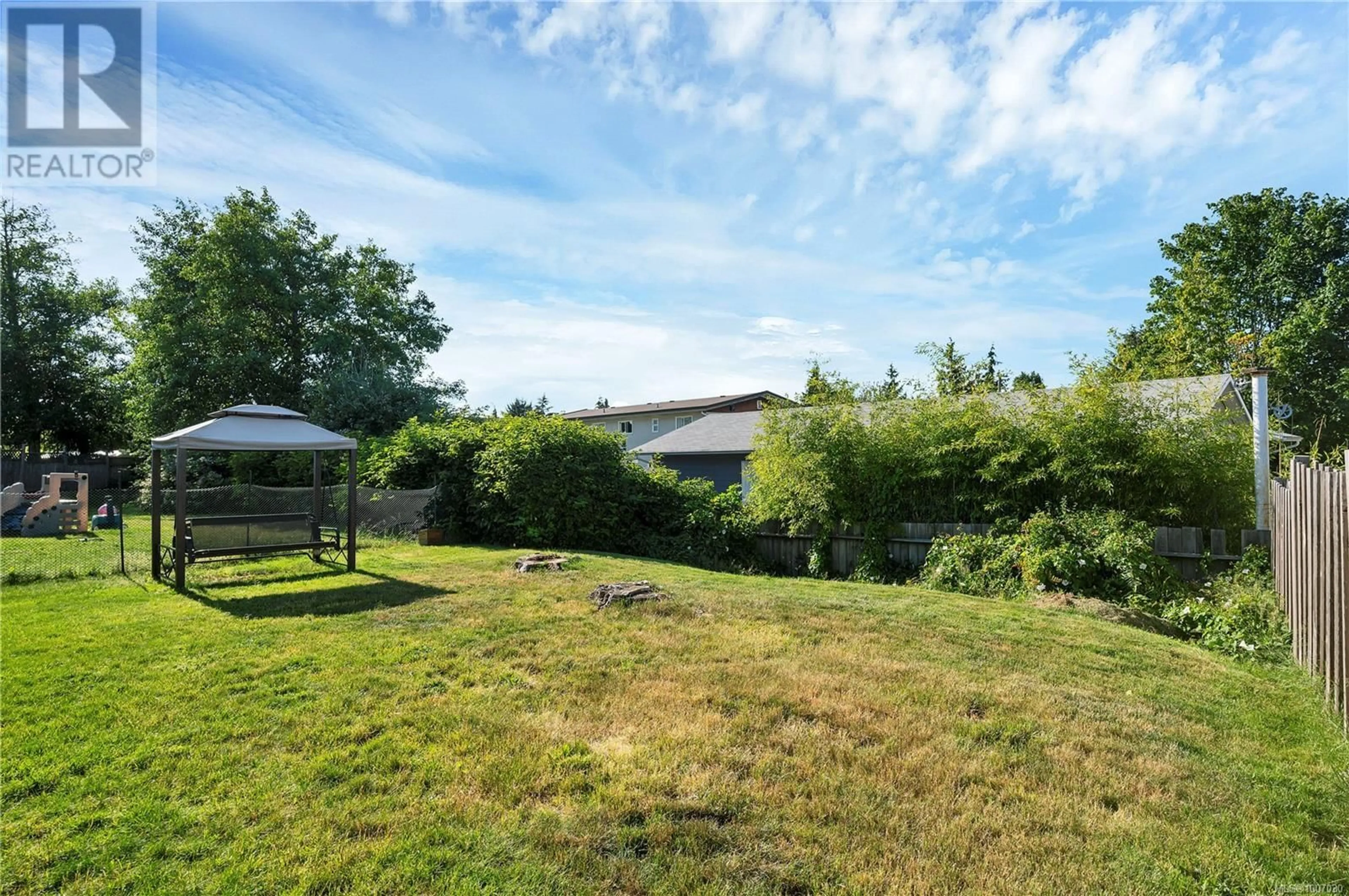 A pic from outside/outdoor area/front of a property/back of a property/a pic from drone, unknown for 925 WATSON CRESCENT, Campbell River British Columbia V9W5N4