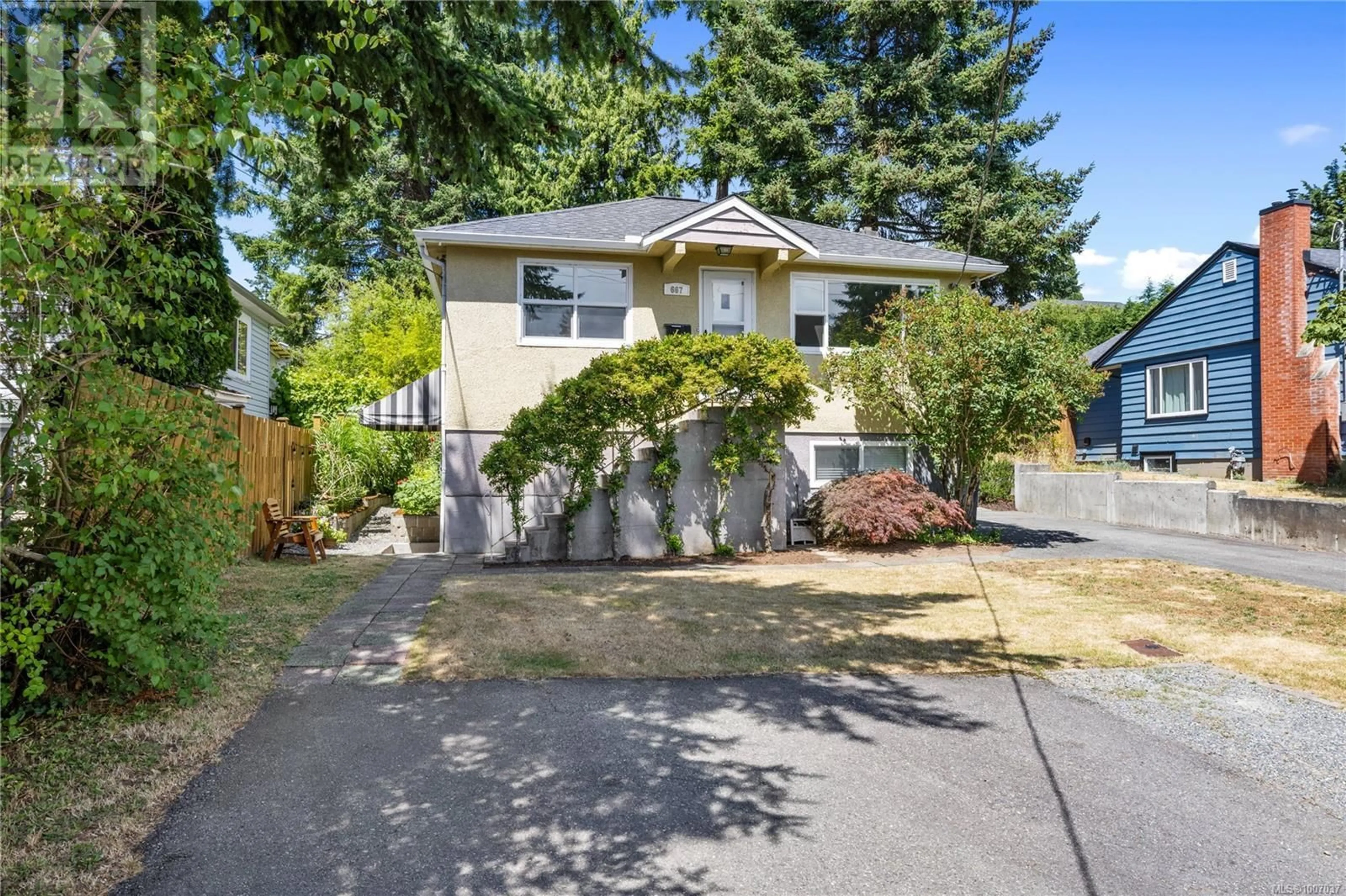 Home with vinyl exterior material, street for 667 FIRST STREET, Nanaimo British Columbia V9R1Z6