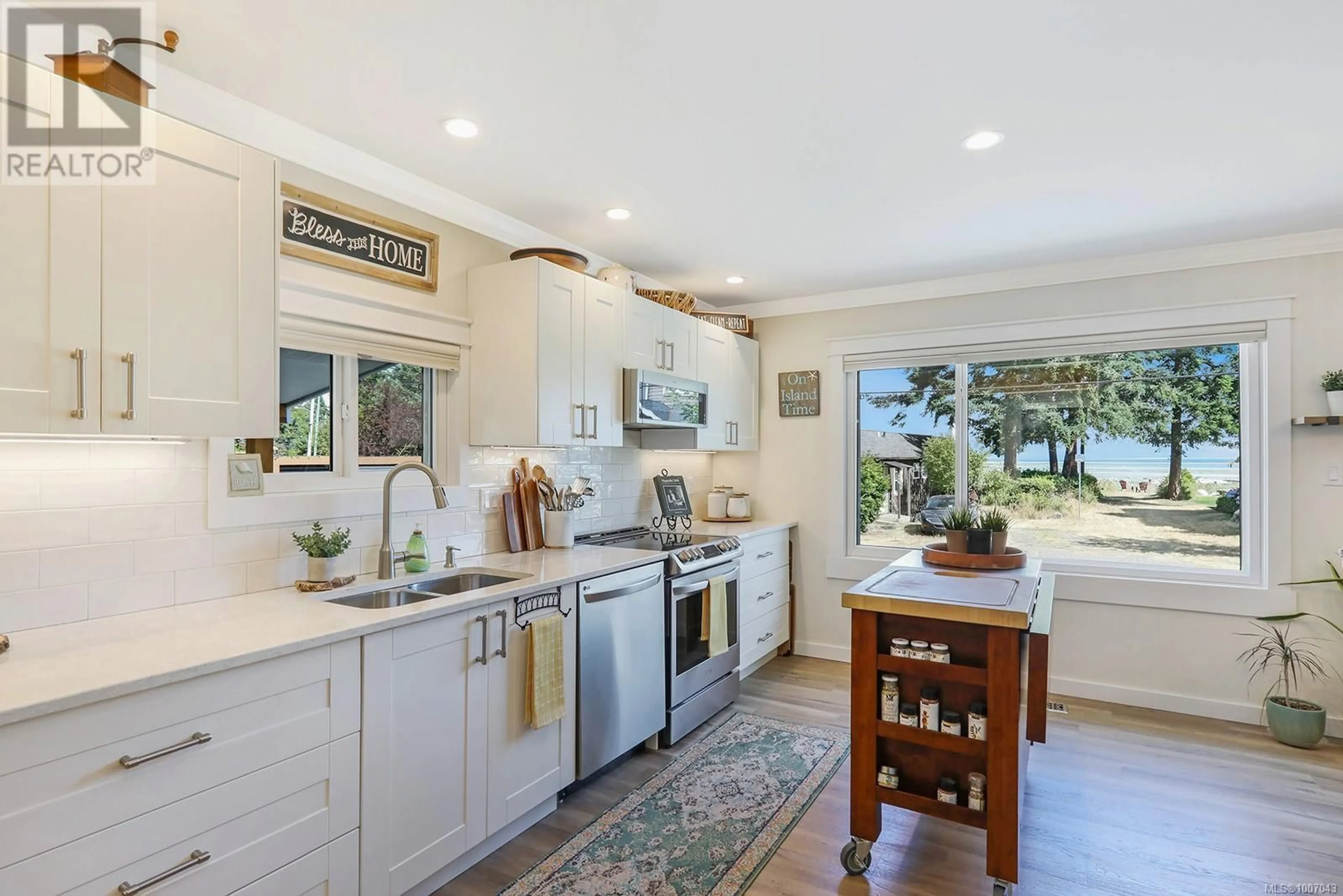 Open concept kitchen, ceramic/tile floor for 491 WINDSLOW ROAD, Comox British Columbia V9M3T8