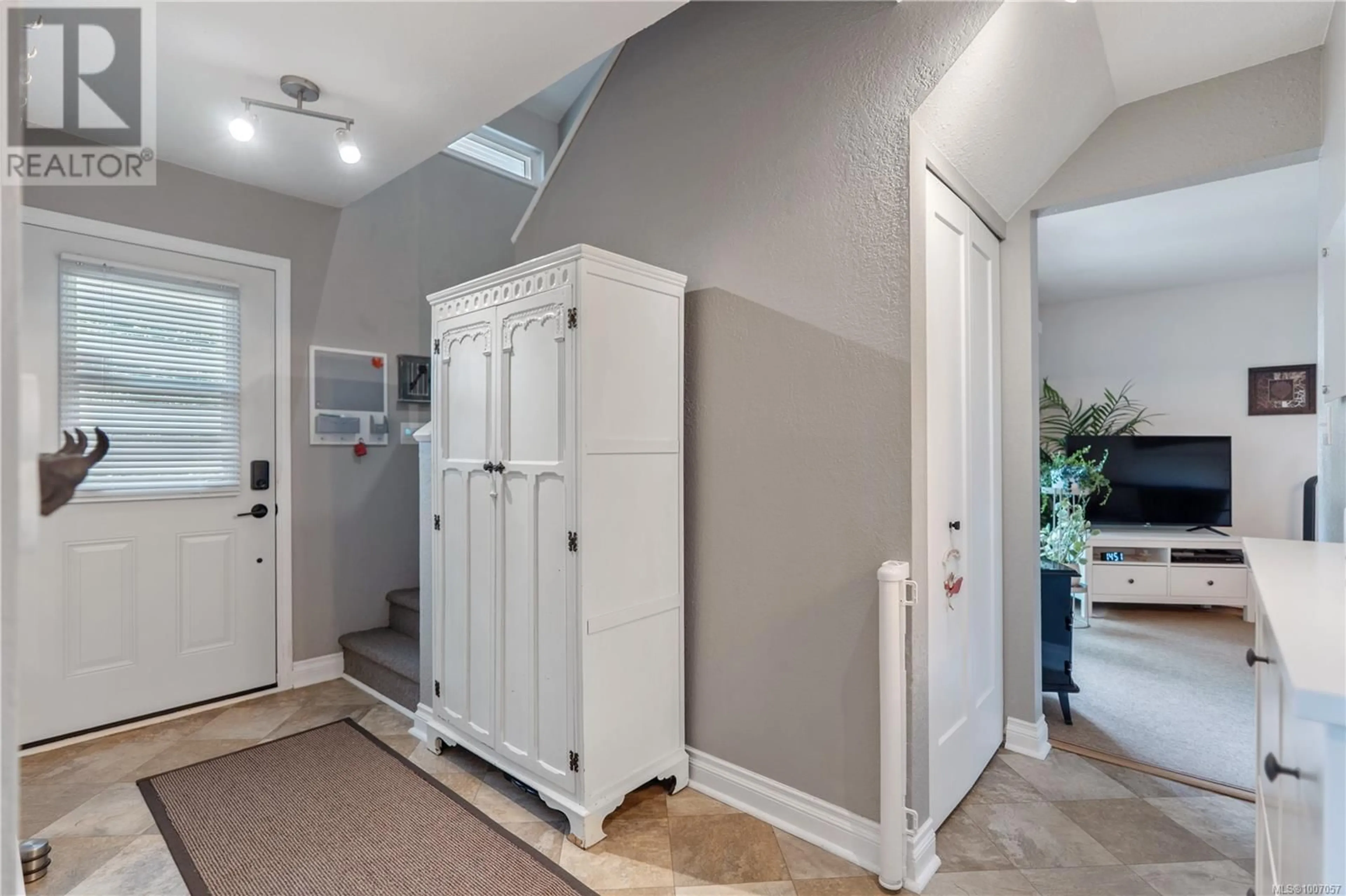 Indoor entryway for 48 - 1506 ADMIRALS ROAD, View Royal British Columbia V9A7B1