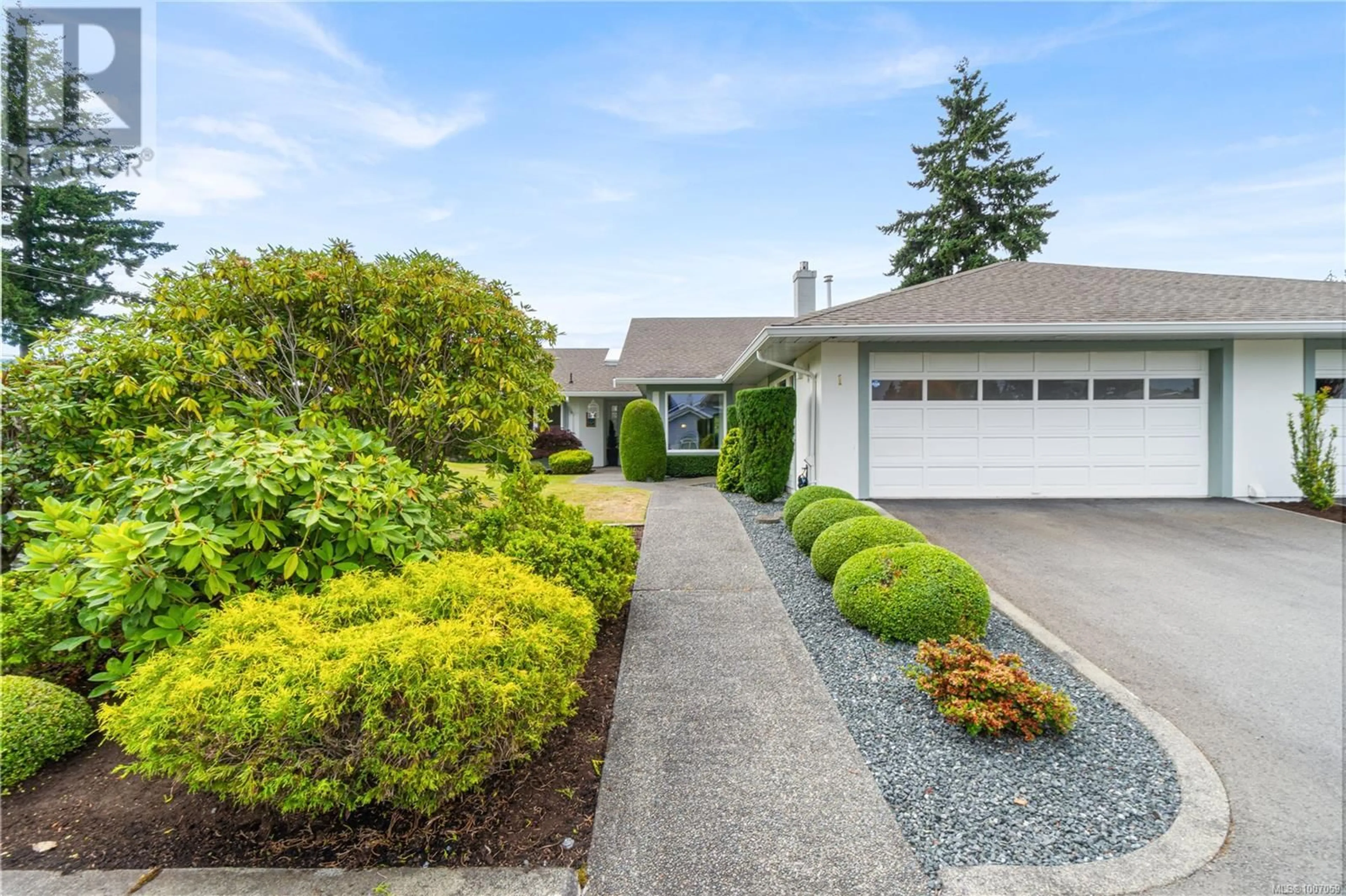 Home with vinyl exterior material, street for 1 - 639 ARBUTUS STREET, Qualicum Beach British Columbia V9K1P4