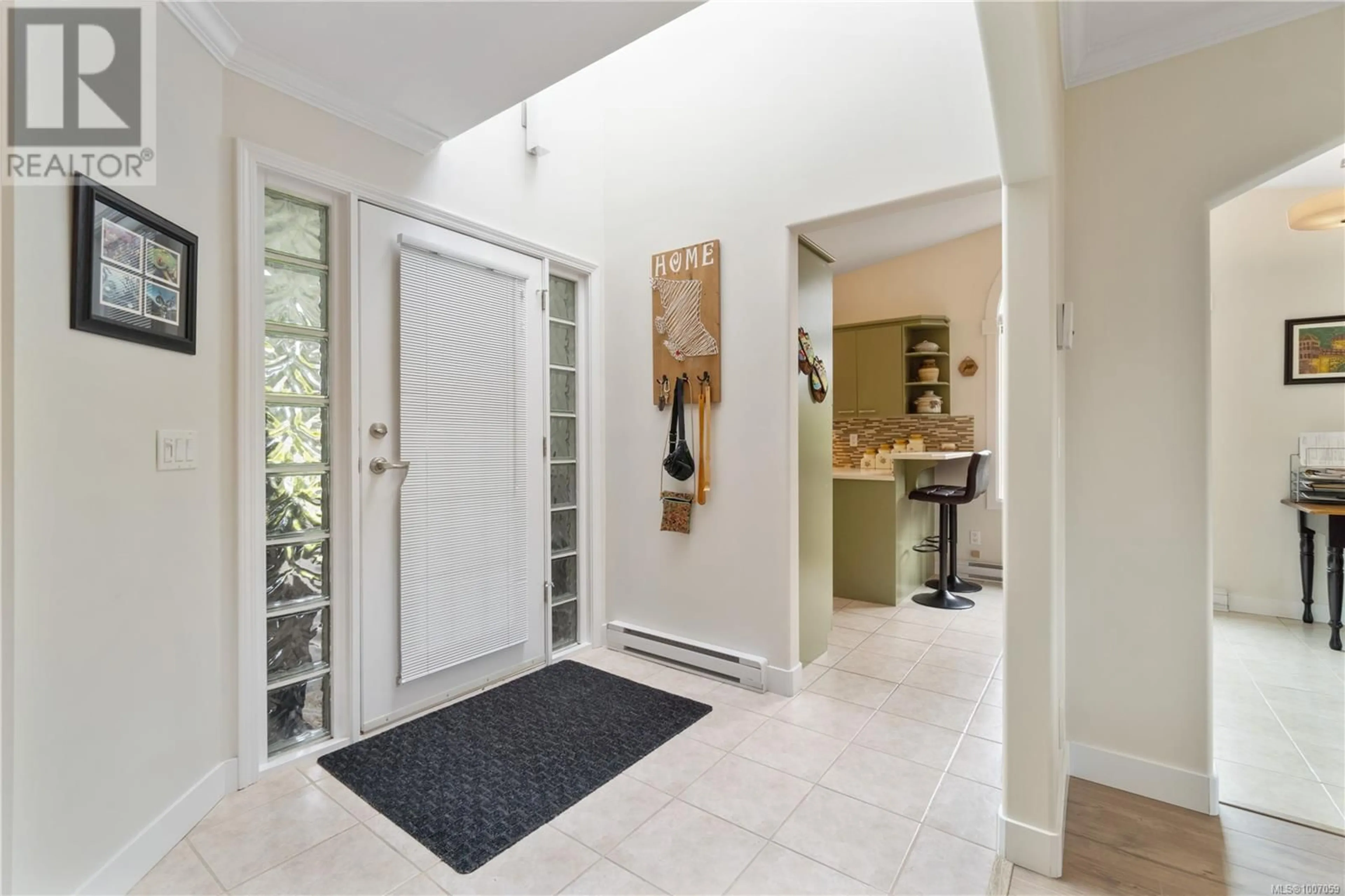 Indoor entryway for 1 - 639 ARBUTUS STREET, Qualicum Beach British Columbia V9K1P4