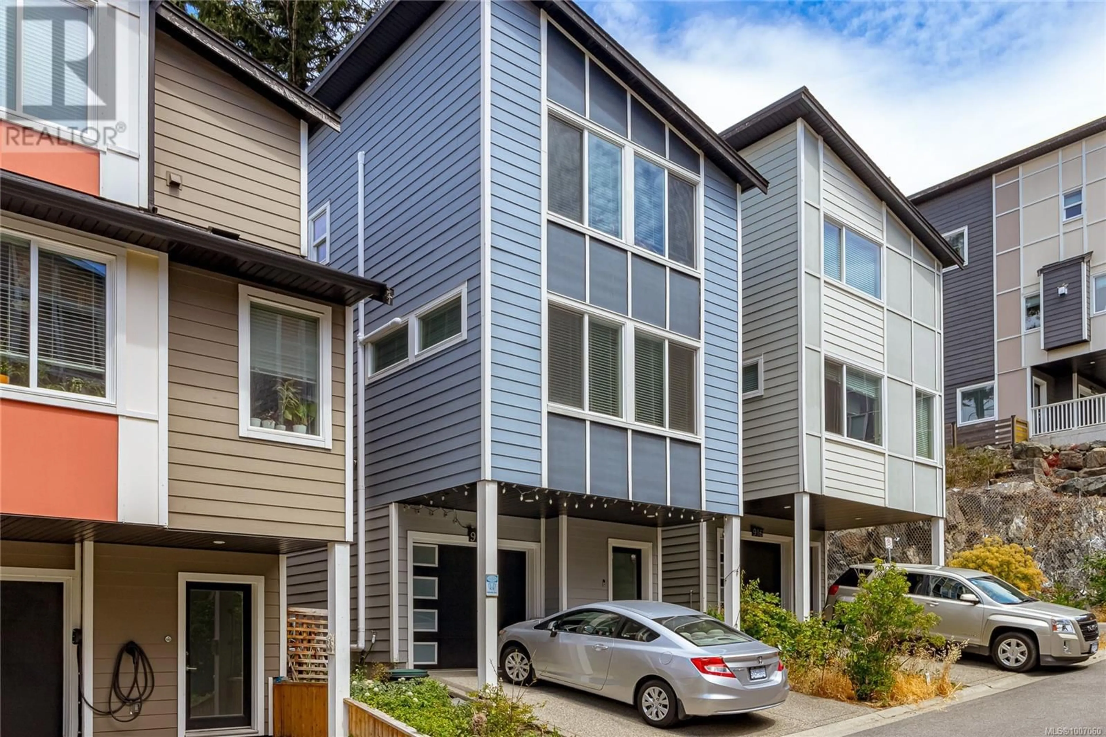 Home with vinyl exterior material, street for 920 SOLITAIRE LANDING, Langford British Columbia V9C0J9