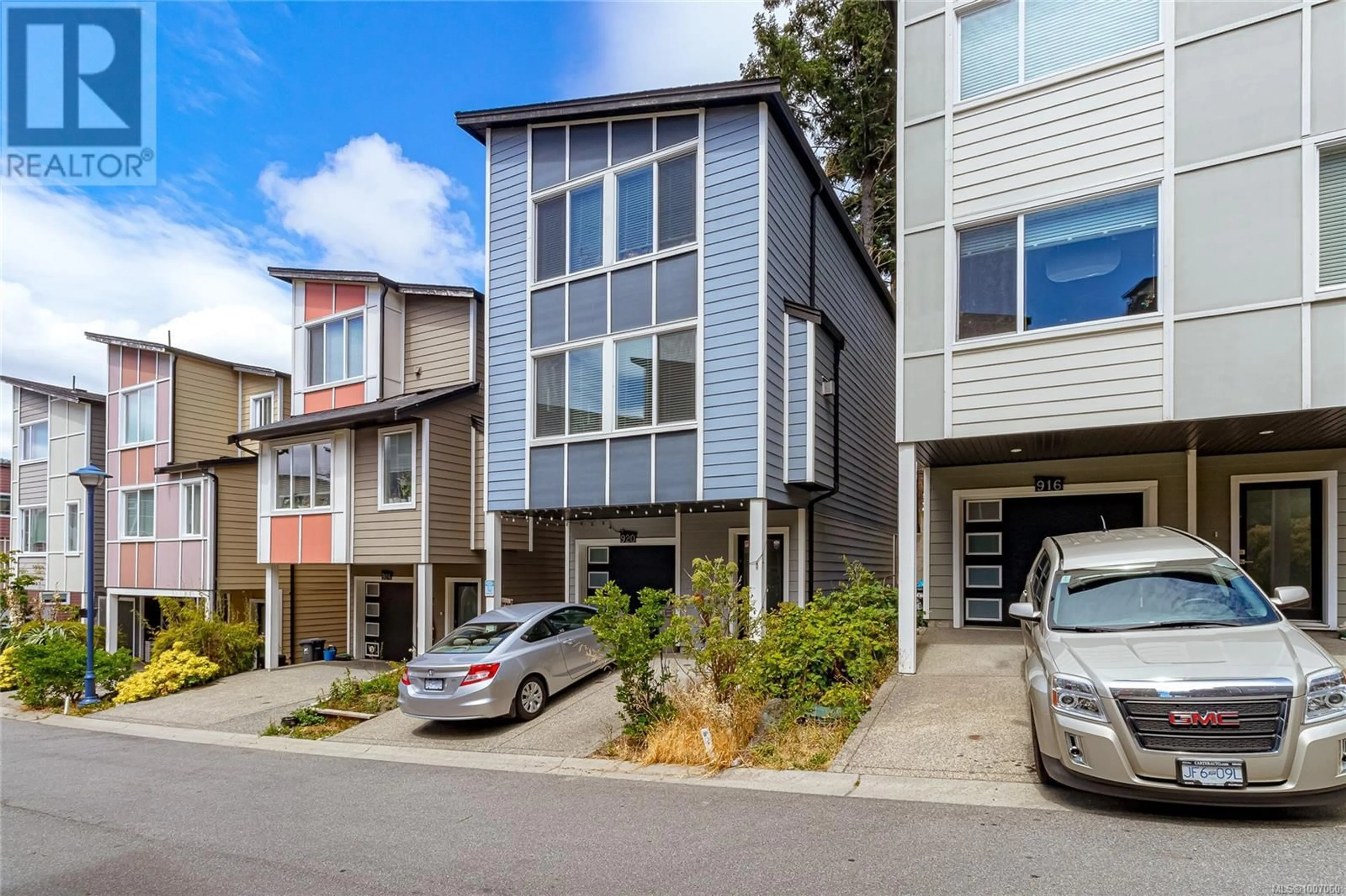 A pic from outside/outdoor area/front of a property/back of a property/a pic from drone, street for 920 SOLITAIRE LANDING, Langford British Columbia V9C0J9