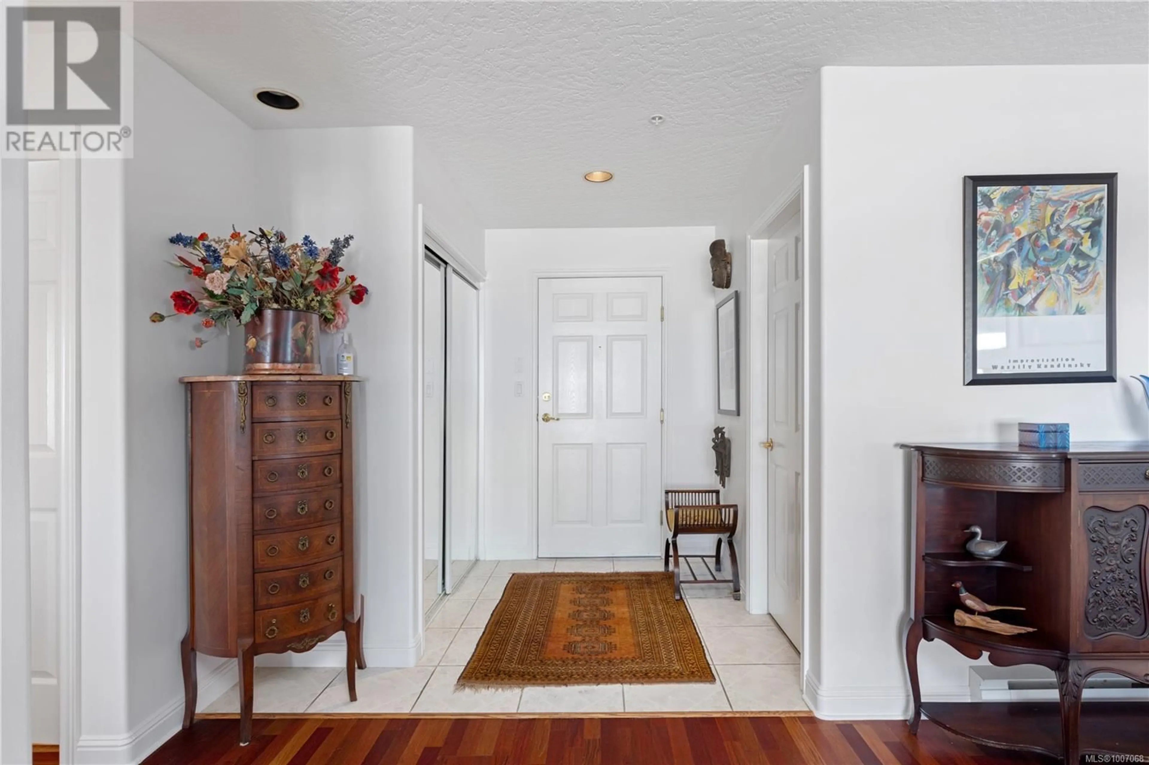 Indoor entryway for 202 - 2550 BEVAN AVENUE, Sidney British Columbia V8W1L6