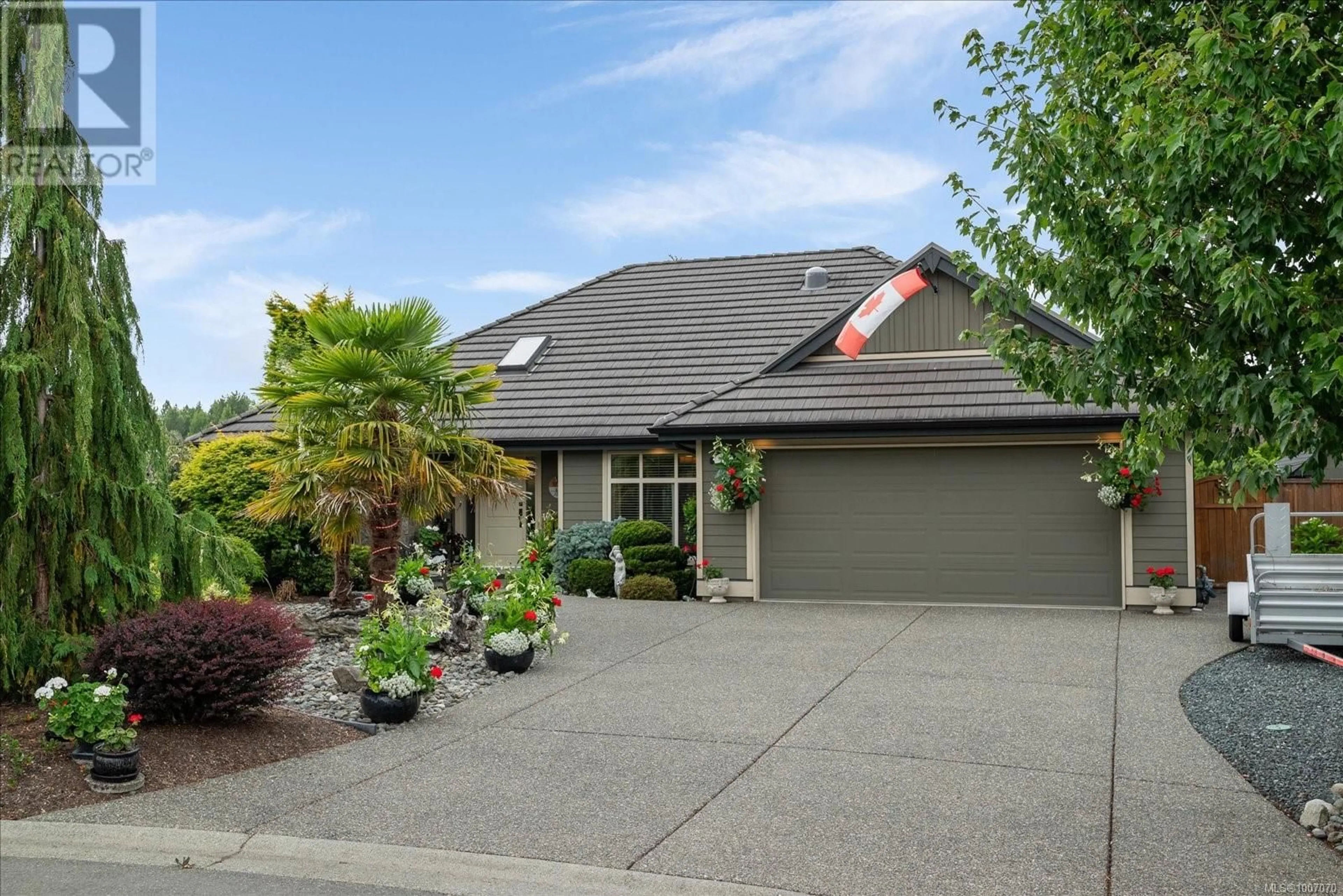 Home with vinyl exterior material, street for 513 WHEELER AVENUE, Parksville British Columbia V9P1G5