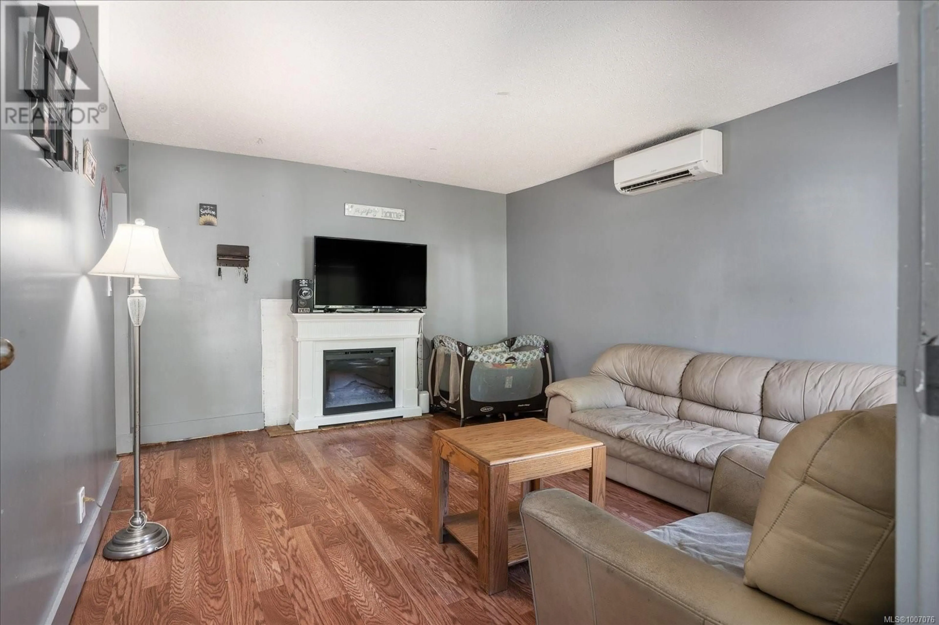 Living room with furniture, wood/laminate floor for 369 PINE STREET, Nanaimo British Columbia V9R2C1