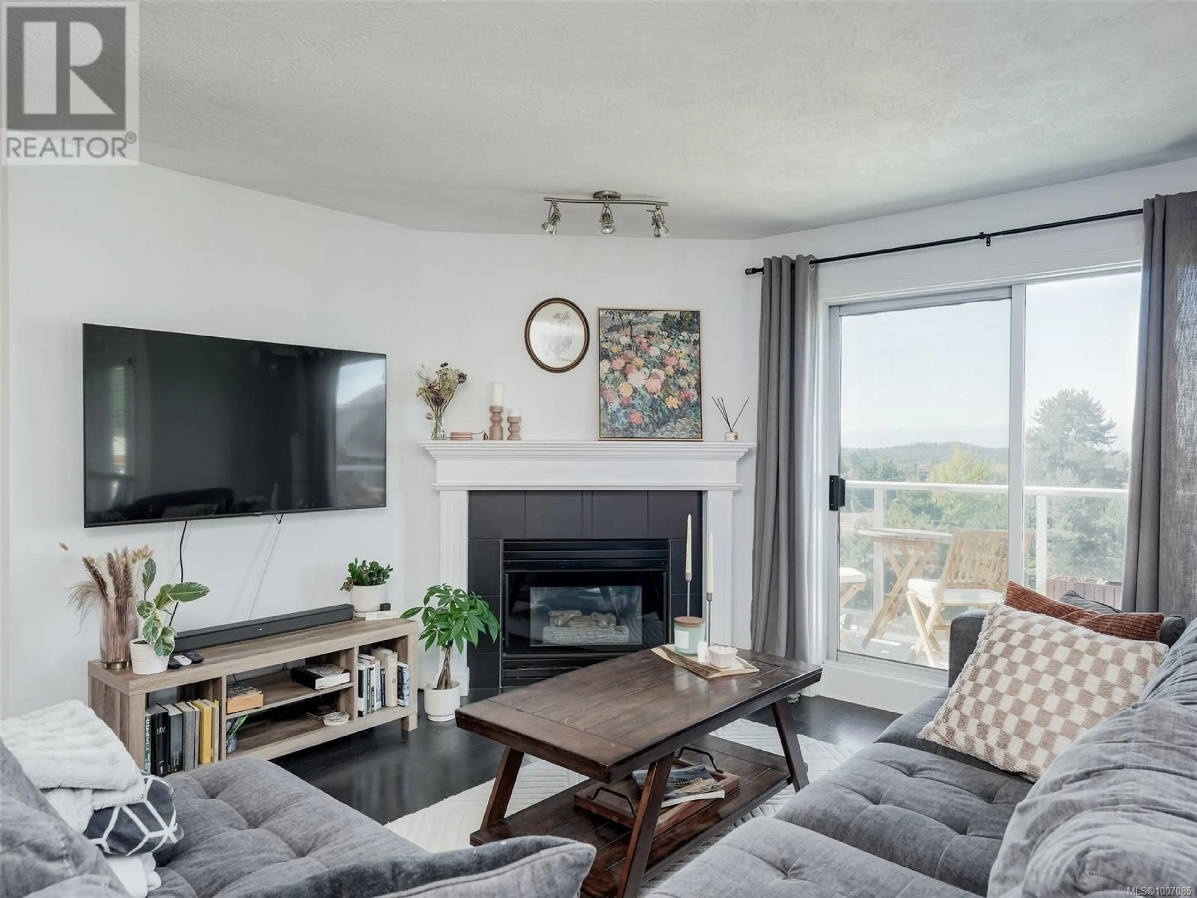 Living room with furniture, unknown for 410 - 490 MARSETT PLACE, Saanich British Columbia V8Z7J1