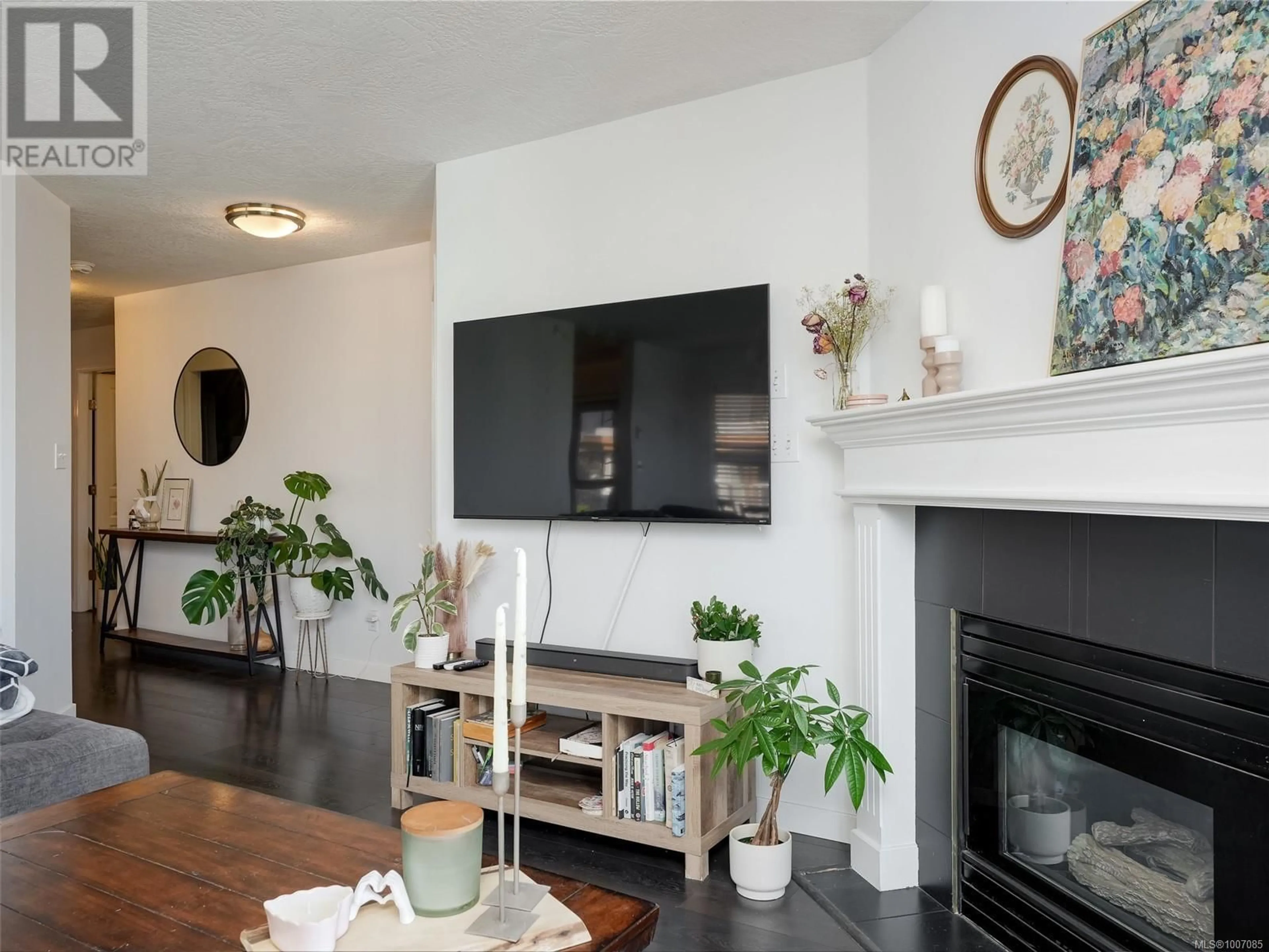 Living room with furniture, wood/laminate floor for 410 - 490 MARSETT PLACE, Saanich British Columbia V8Z7J1