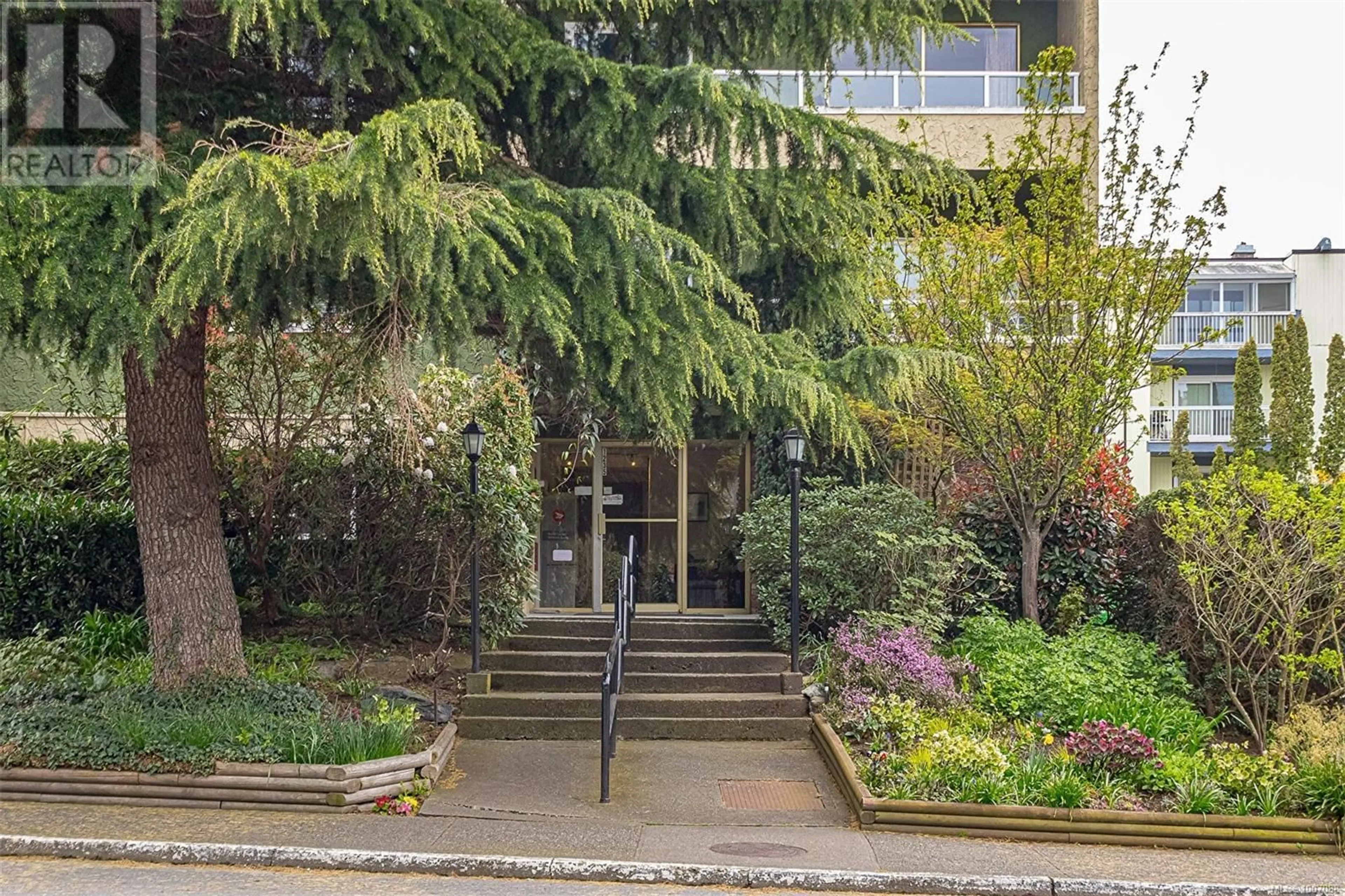 Lobby for 301 - 1235 JOHNSON STREET, Victoria British Columbia V8V3N9