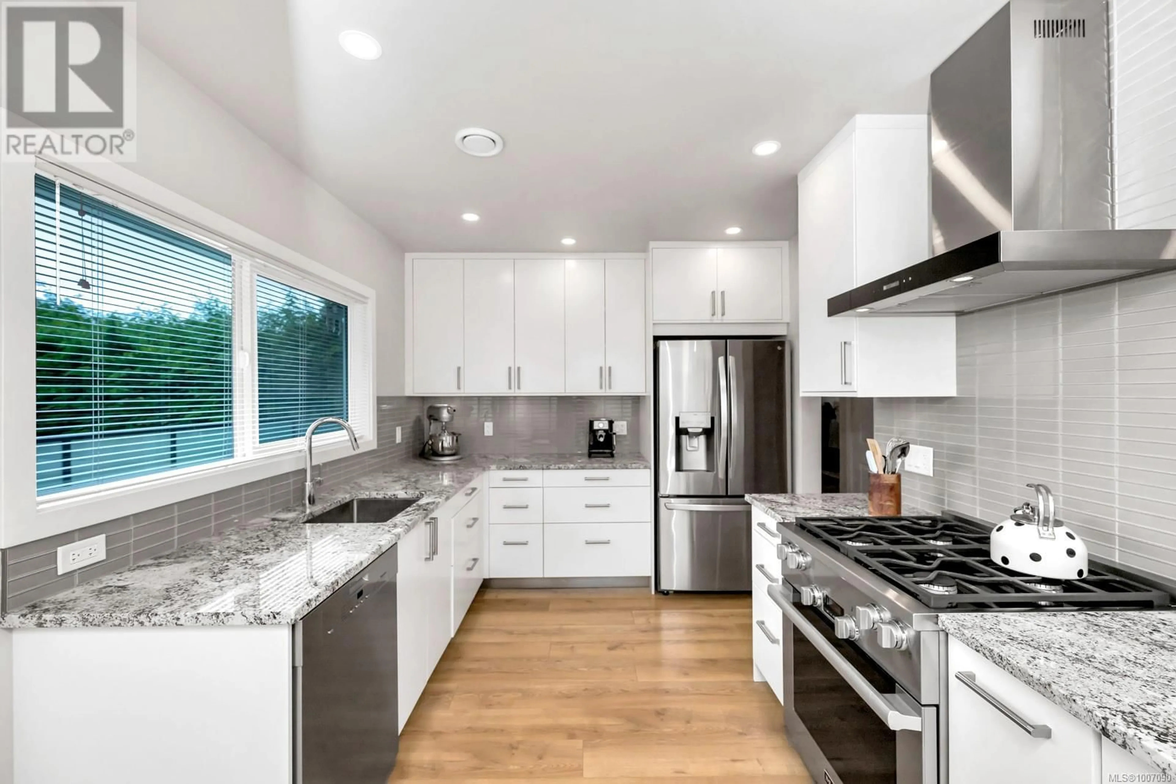 Contemporary kitchen, unknown for 1045 NICHOLSON STREET, Saanich British Columbia V8X3L3