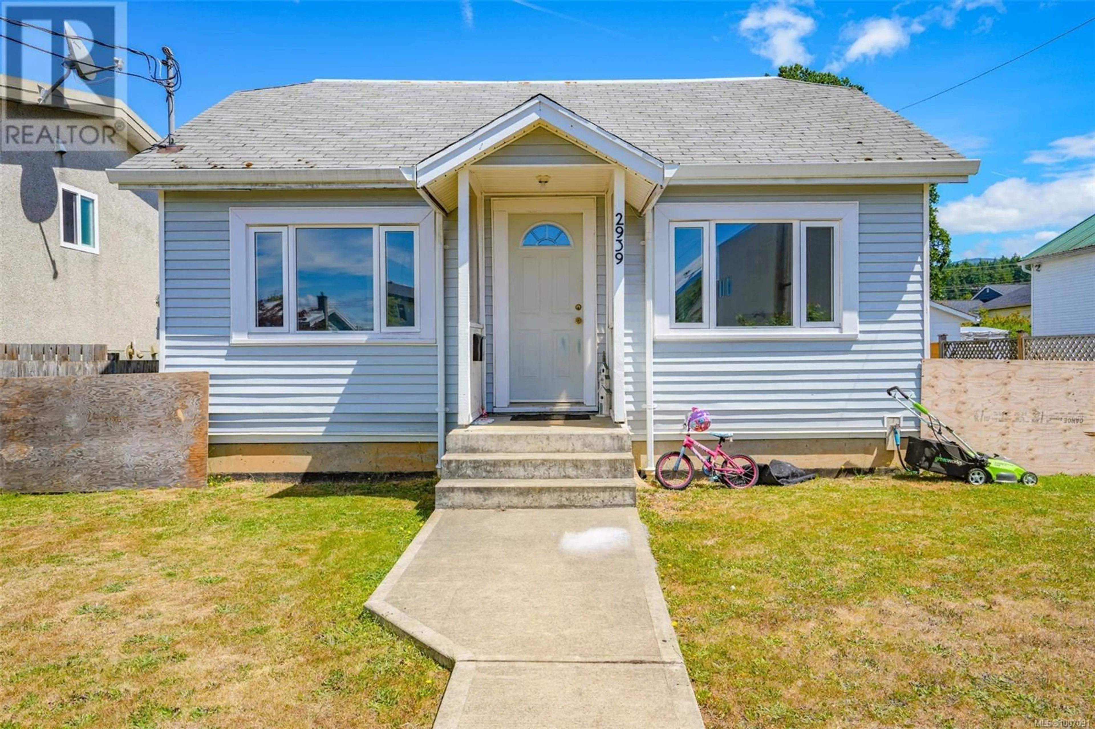 Home with vinyl exterior material, street for 2939 11TH AVENUE, Port Alberni British Columbia V9Y7L7