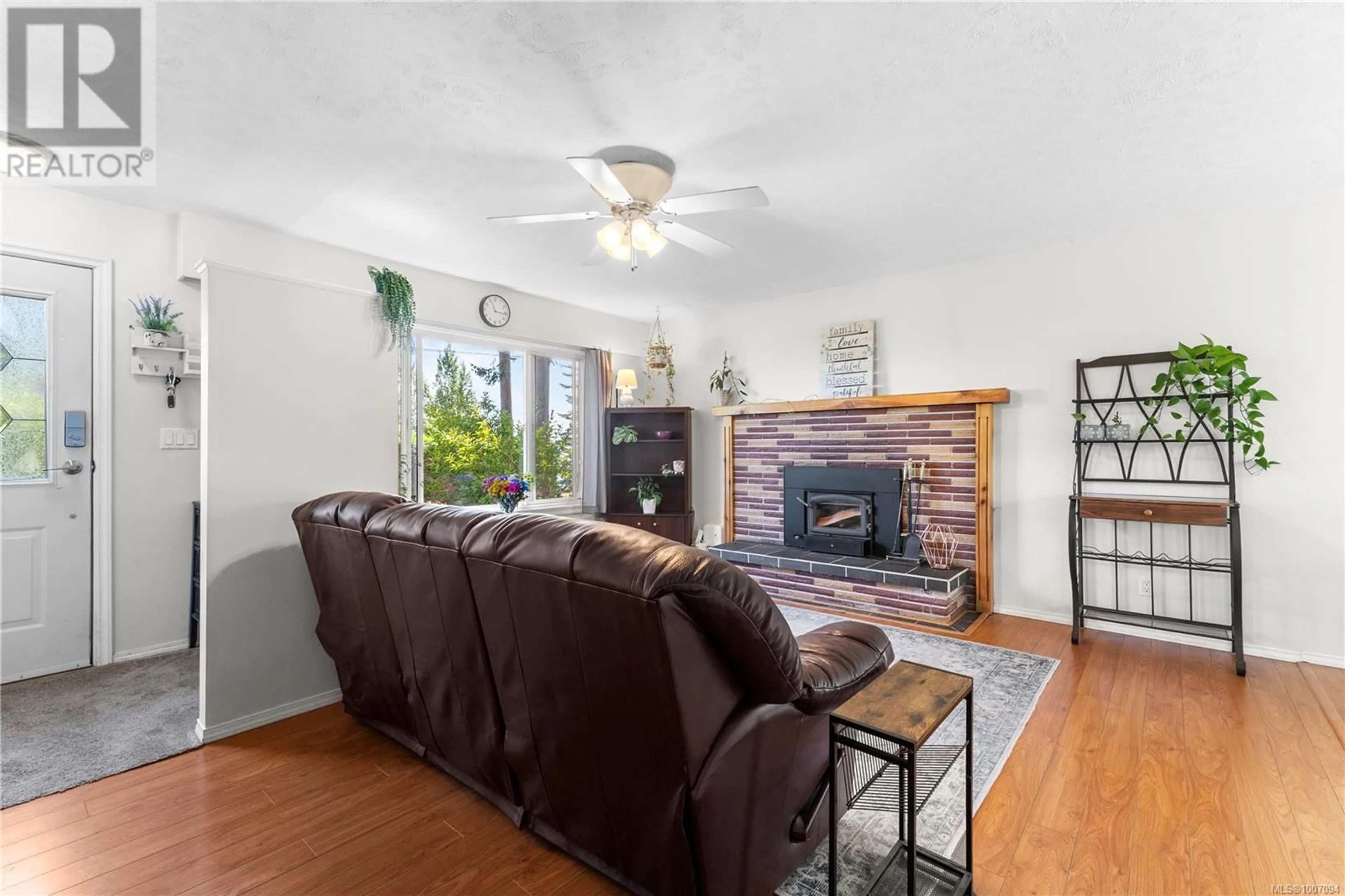 Living room with furniture, unknown for 718 RALPH HUTTON DRIVE, Campbell River British Columbia V9W2A4