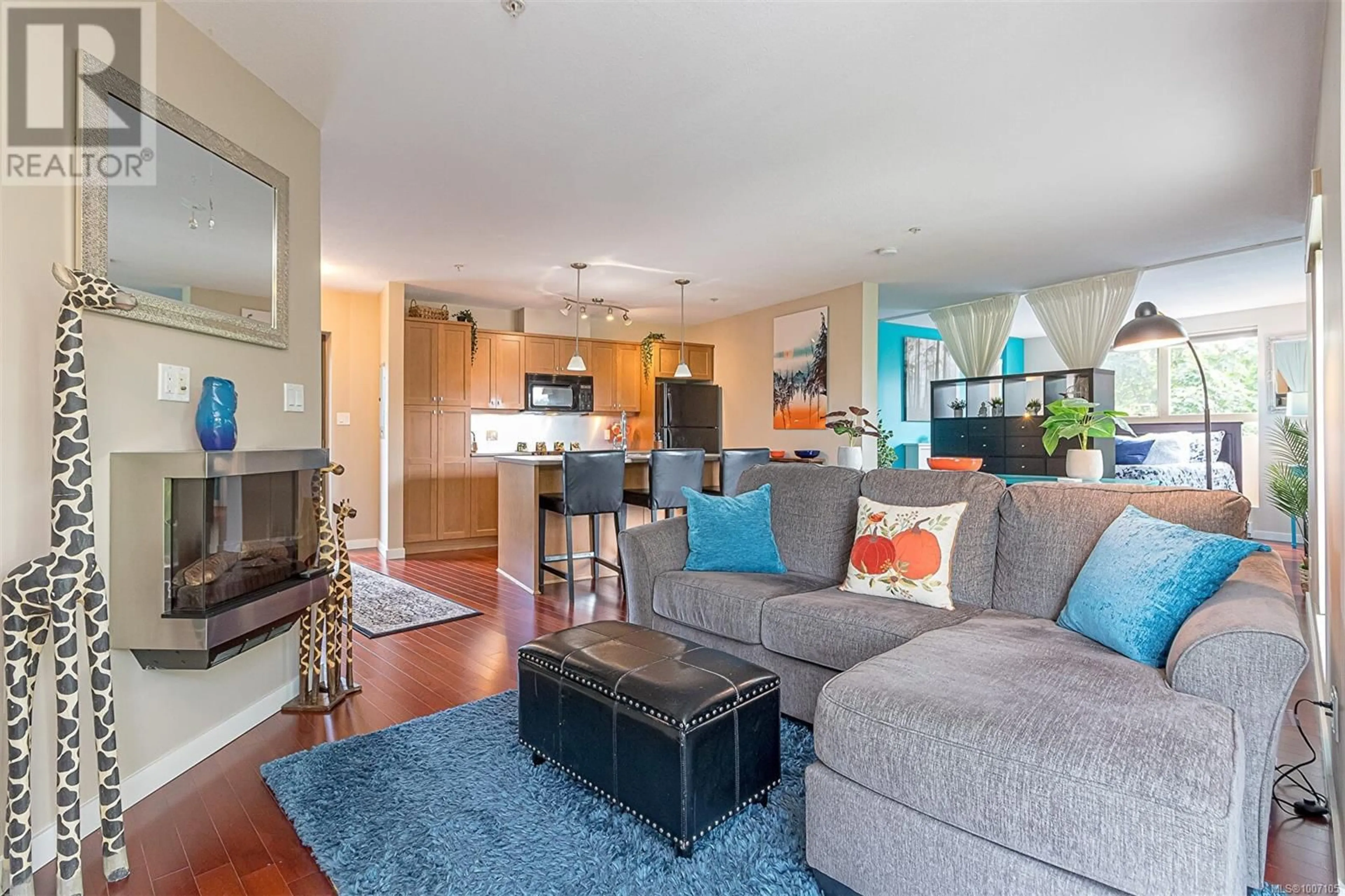 Living room with furniture, wood/laminate floor for 320 - 555 FRANKLYN STREET, Nanaimo British Columbia V9R2X9