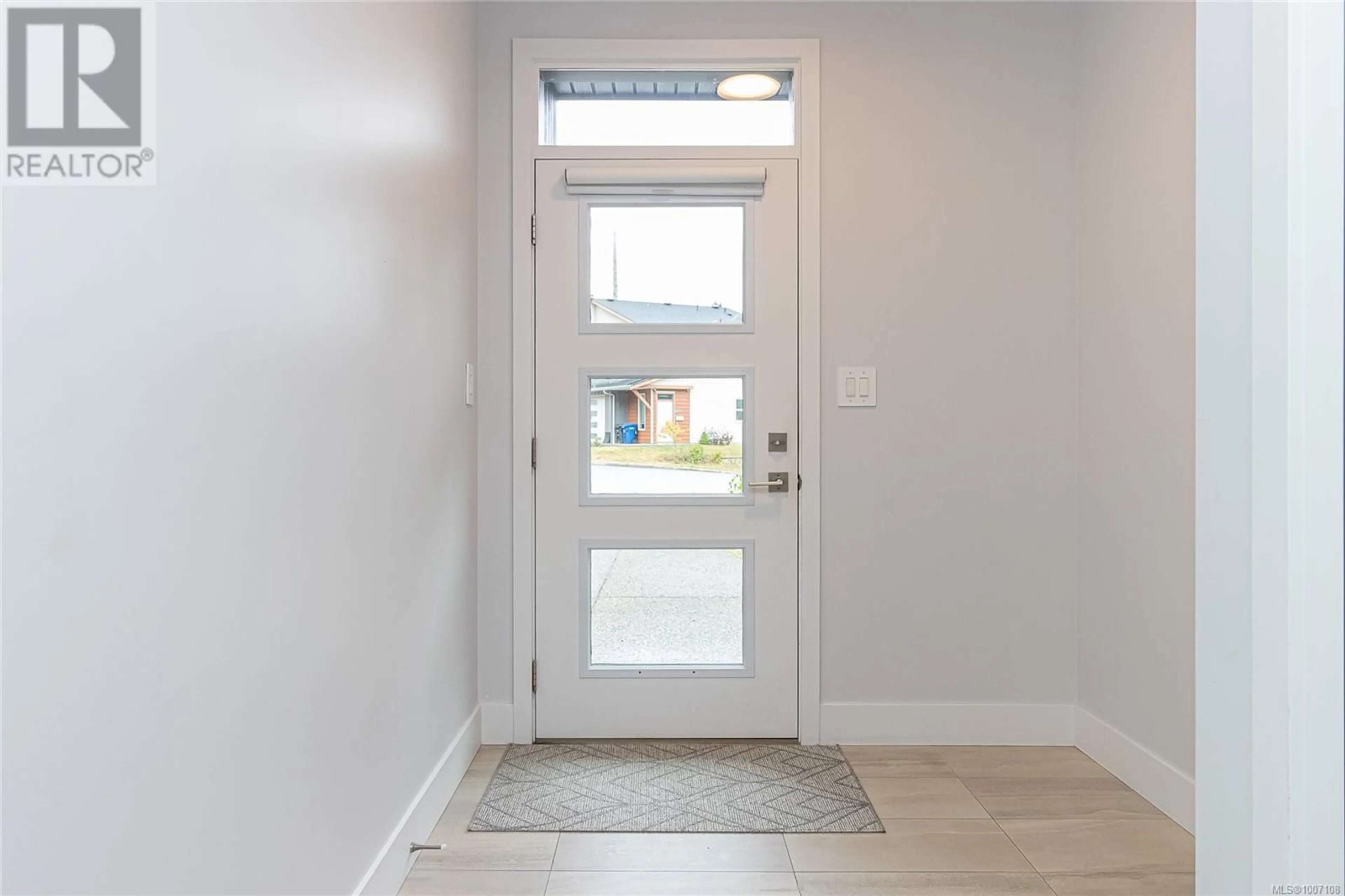 Indoor entryway for 370 VIENNA PLACE, Nanaimo British Columbia V9R0K6