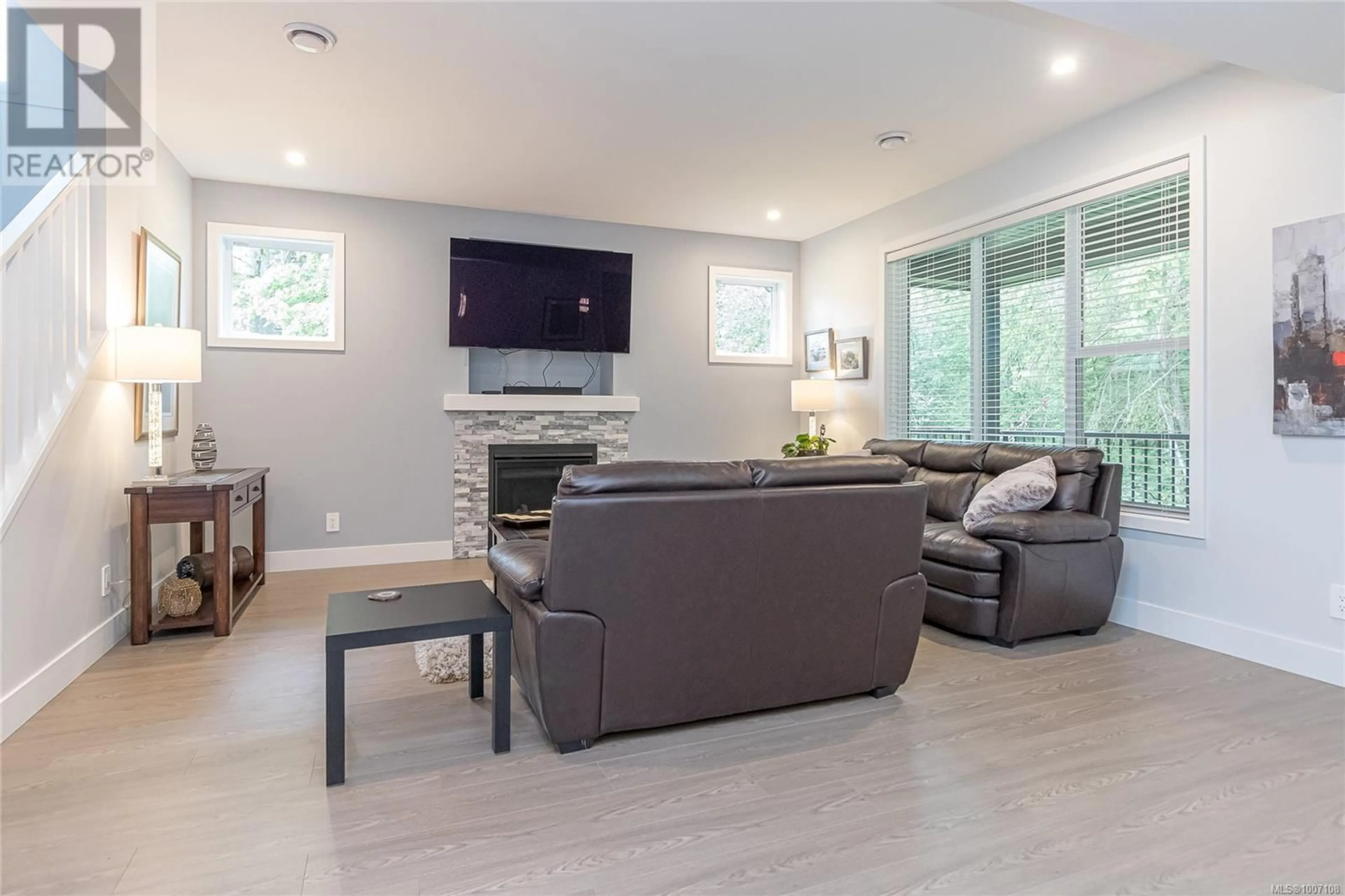 Living room with furniture, wood/laminate floor for 370 VIENNA PLACE, Nanaimo British Columbia V9R0K6