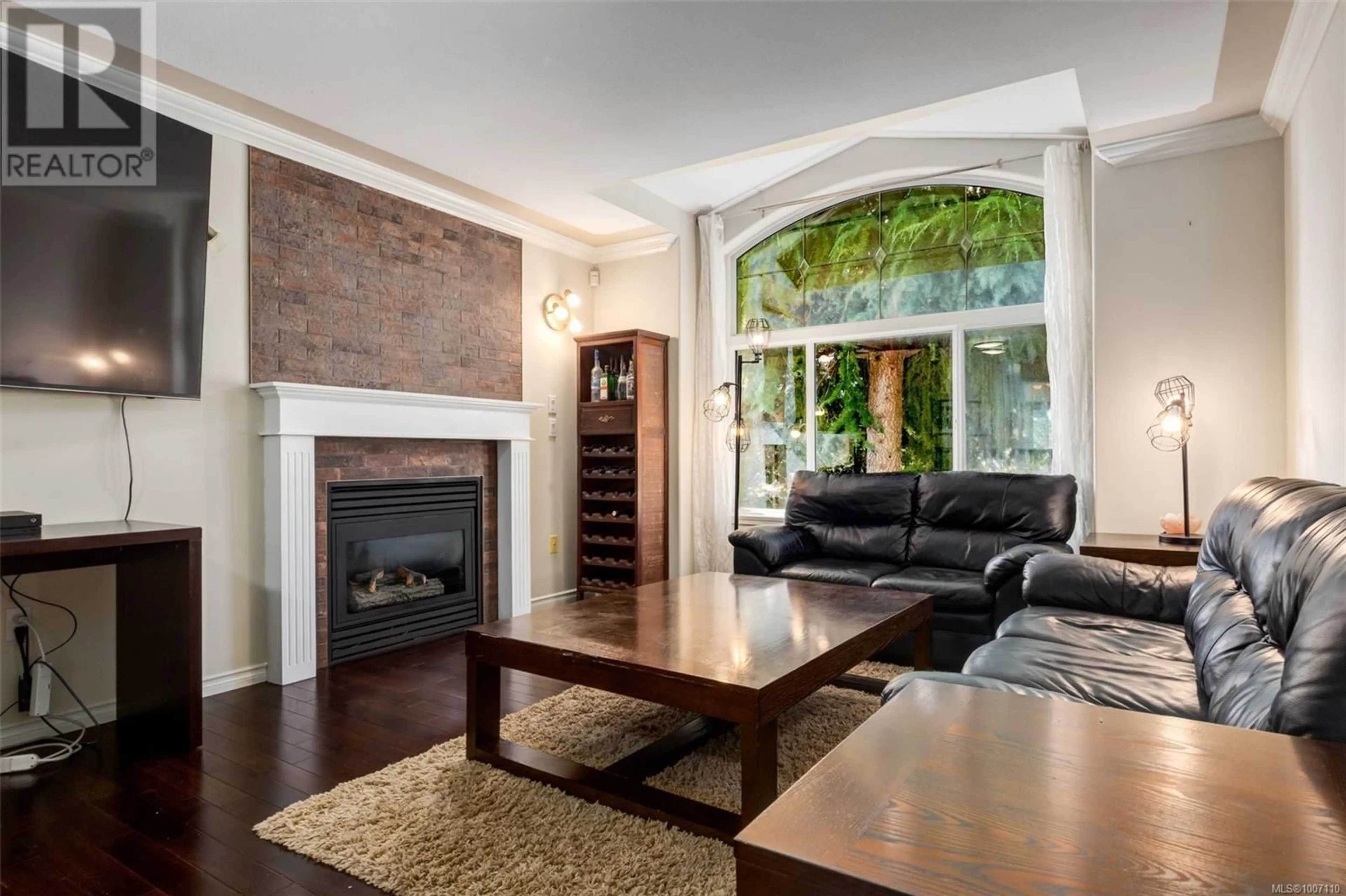 Living room with furniture, wood/laminate floor for 6422 DOVER ROAD, Nanaimo British Columbia V9V1A7