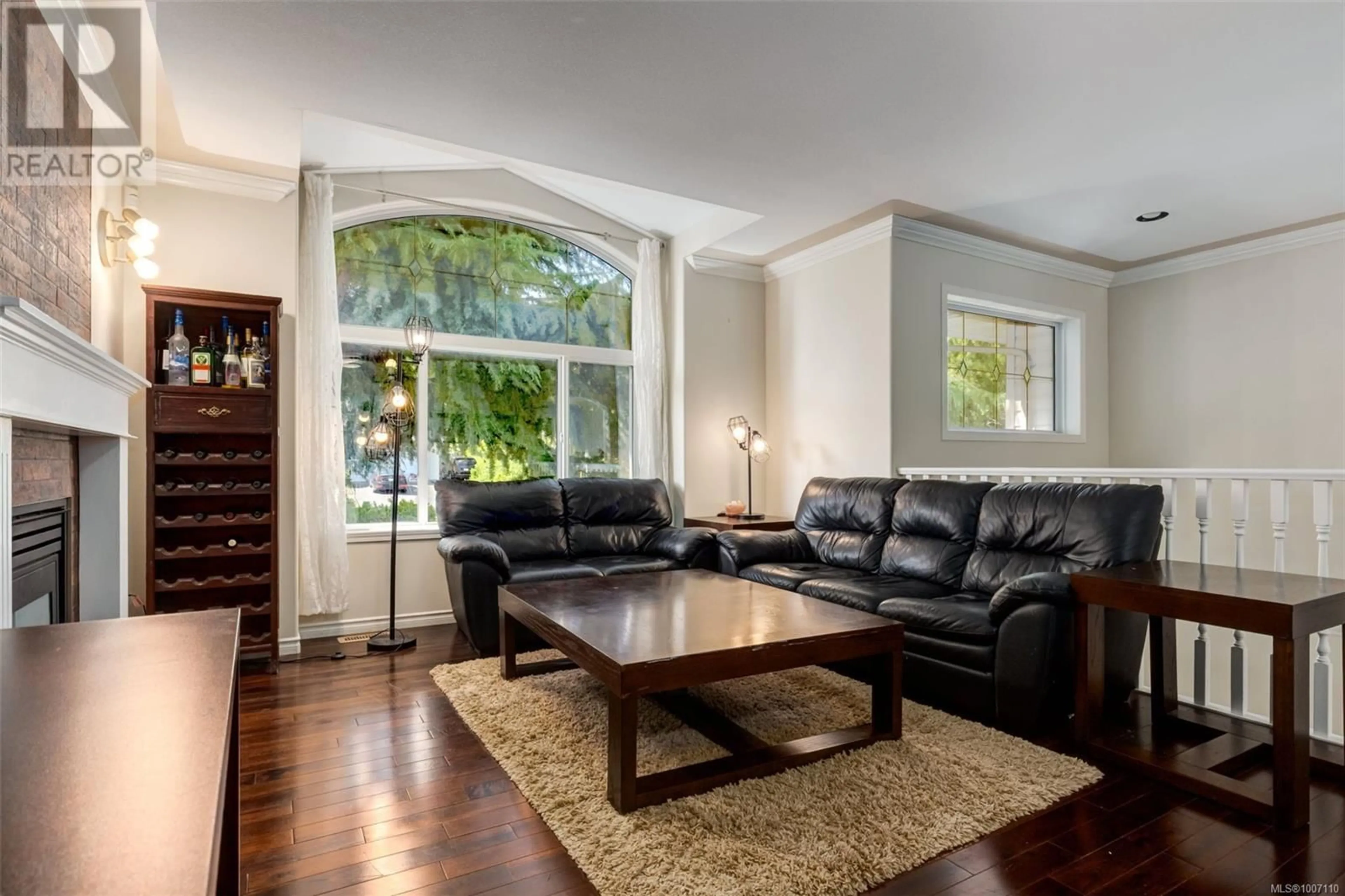 Living room with furniture, wood/laminate floor for 6422 DOVER ROAD, Nanaimo British Columbia V9V1A7